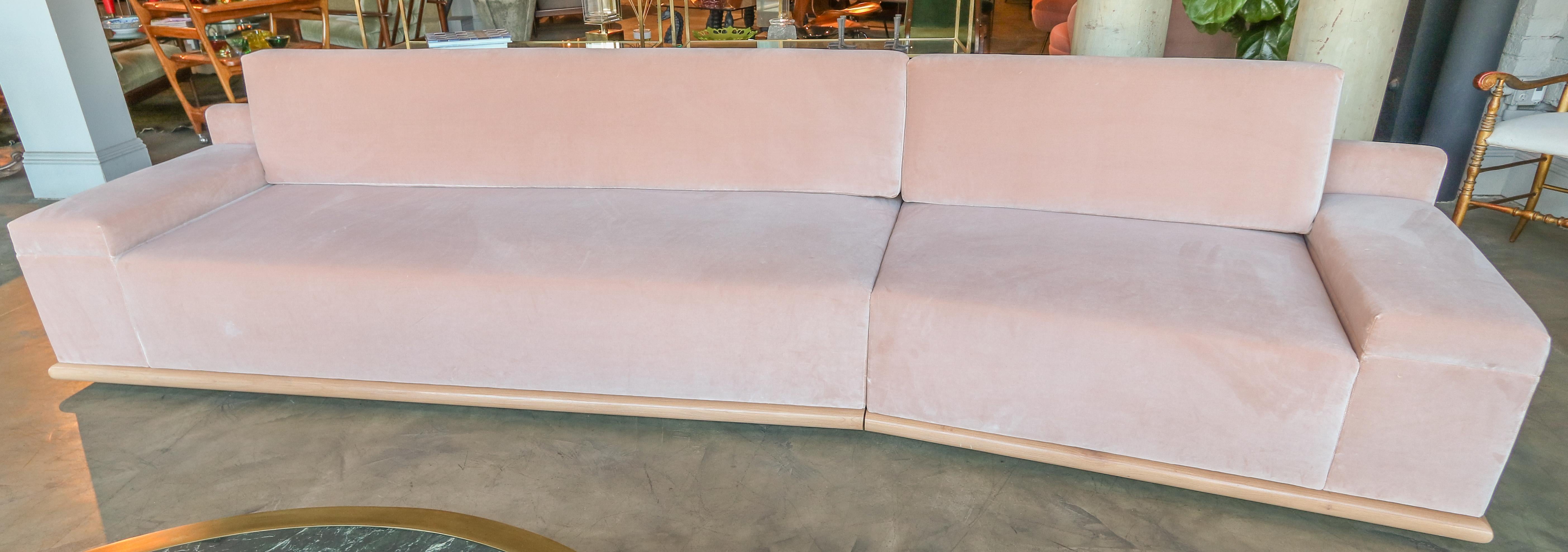 Benutzerdefinierte Blush Pink Velvet Sektional Sofa mit Ahornholz Basis von Adesso Imports (Moderne der Mitte des Jahrhunderts) im Angebot