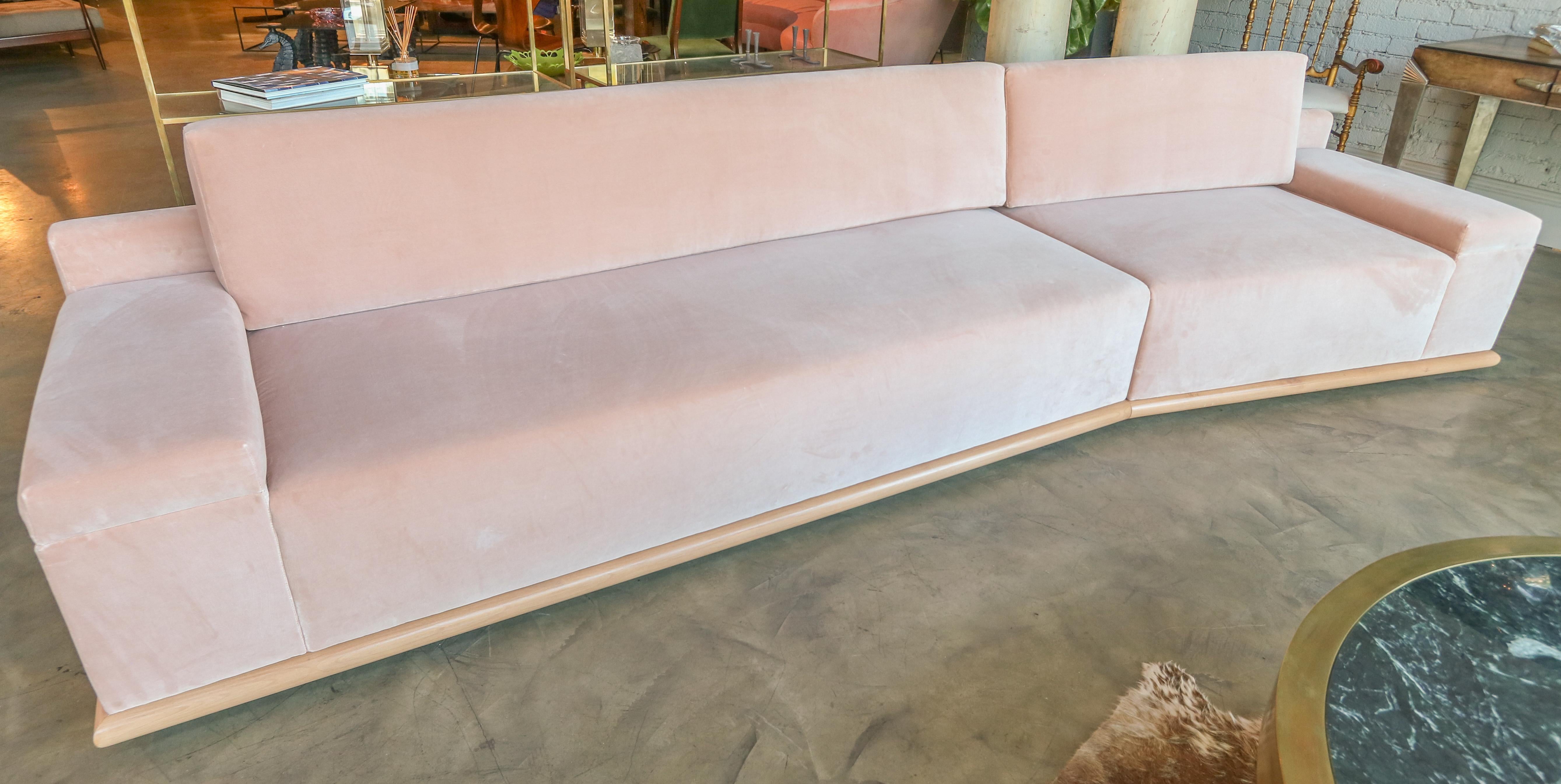 Benutzerdefinierte Blush Pink Velvet Sektional Sofa mit Ahornholz Basis von Adesso Imports (amerikanisch) im Angebot