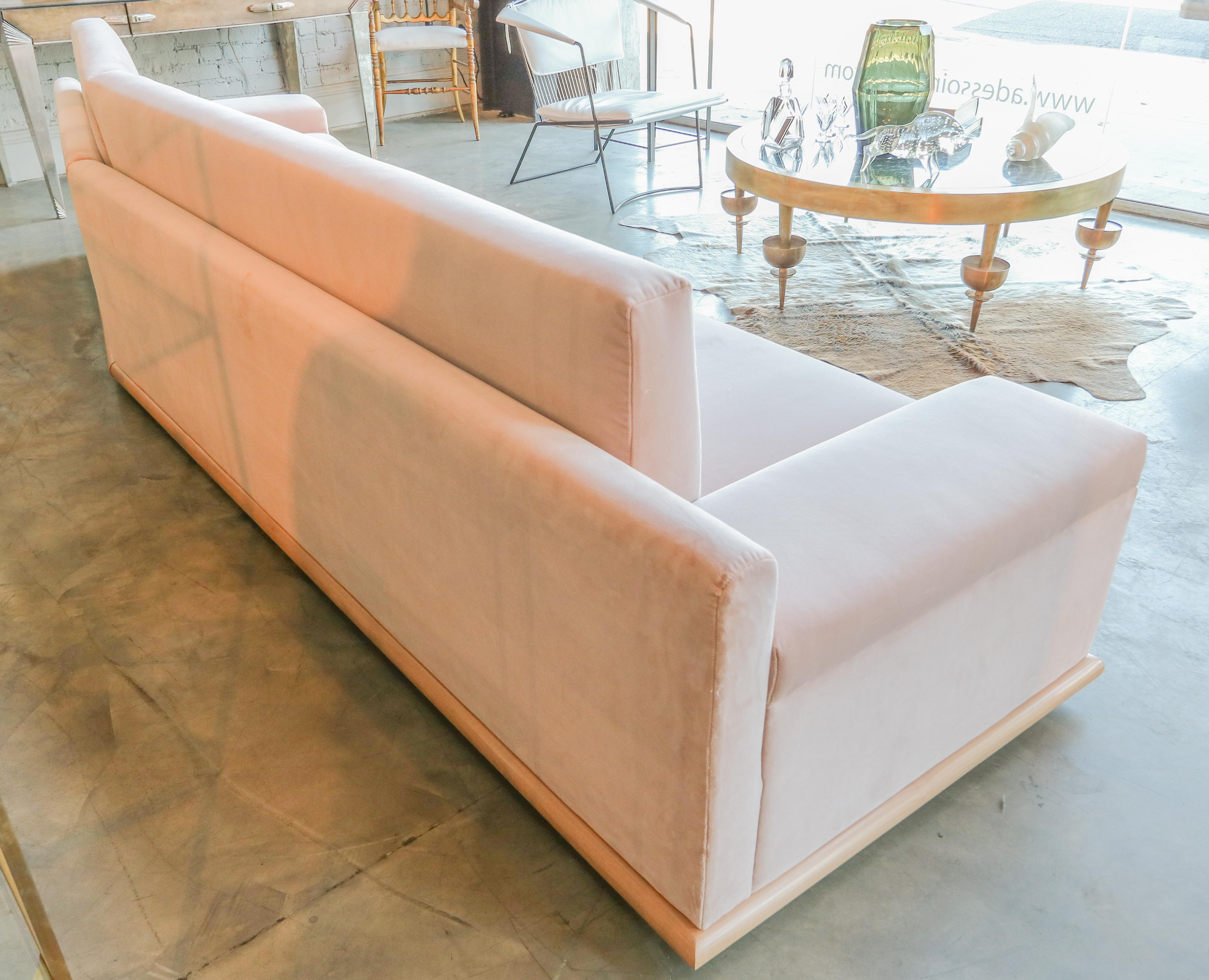 Canapé sectionnel en velours rose poudré sur mesure avec base en bois d'érable par Adesso Imports Neuf - En vente à Los Angeles, CA