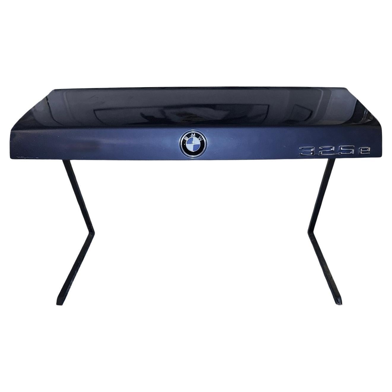 Pupitre personalizado para el maletero del BMW 325e hecho por el artista David Wiener en venta