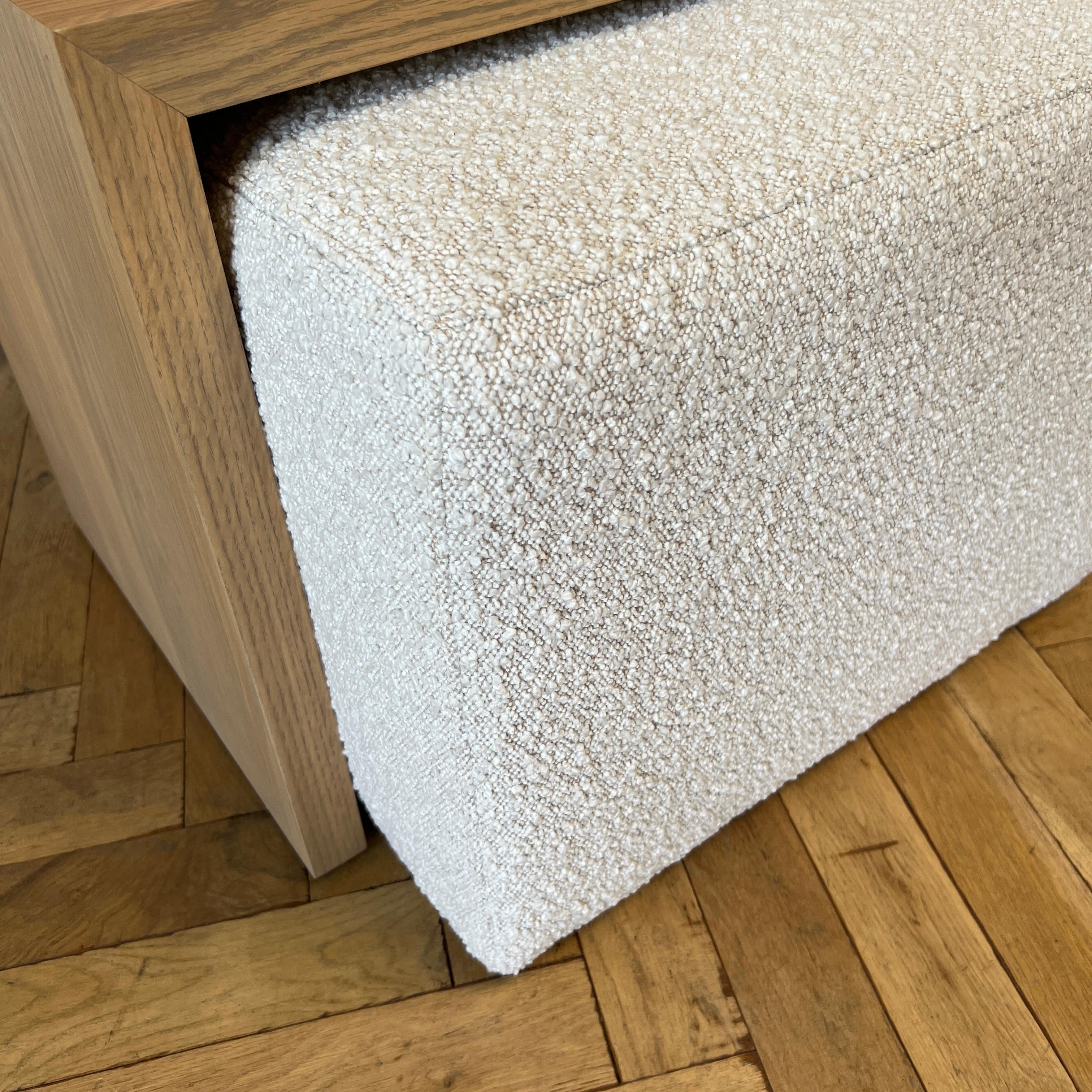 Pouf cubique en bouclette sur mesure avec table en cascade en chêne blanc en vente 4