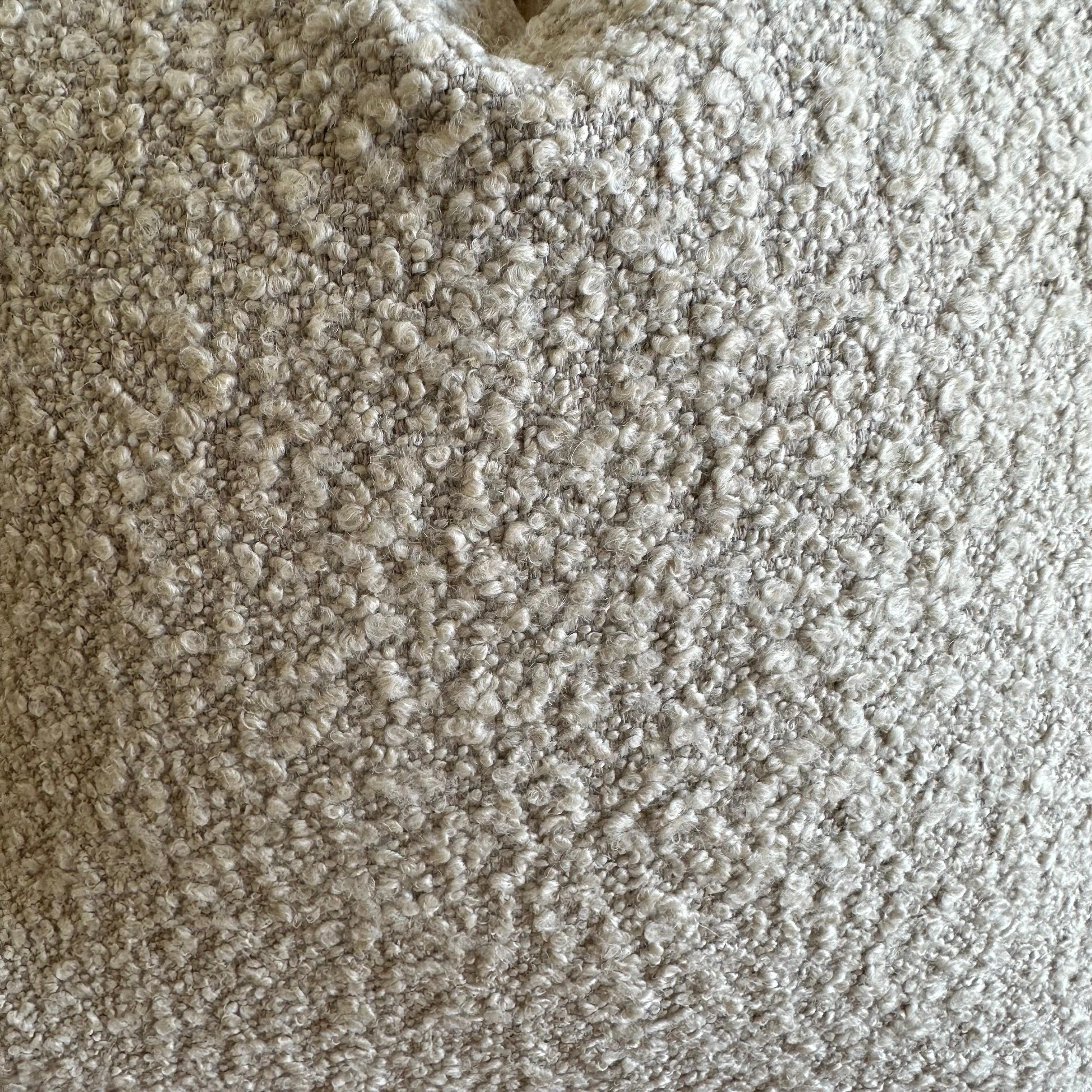 Custom Boucle French Natural im Tweed-Stil mit Daunenfederneinsatz (Französisch) im Angebot