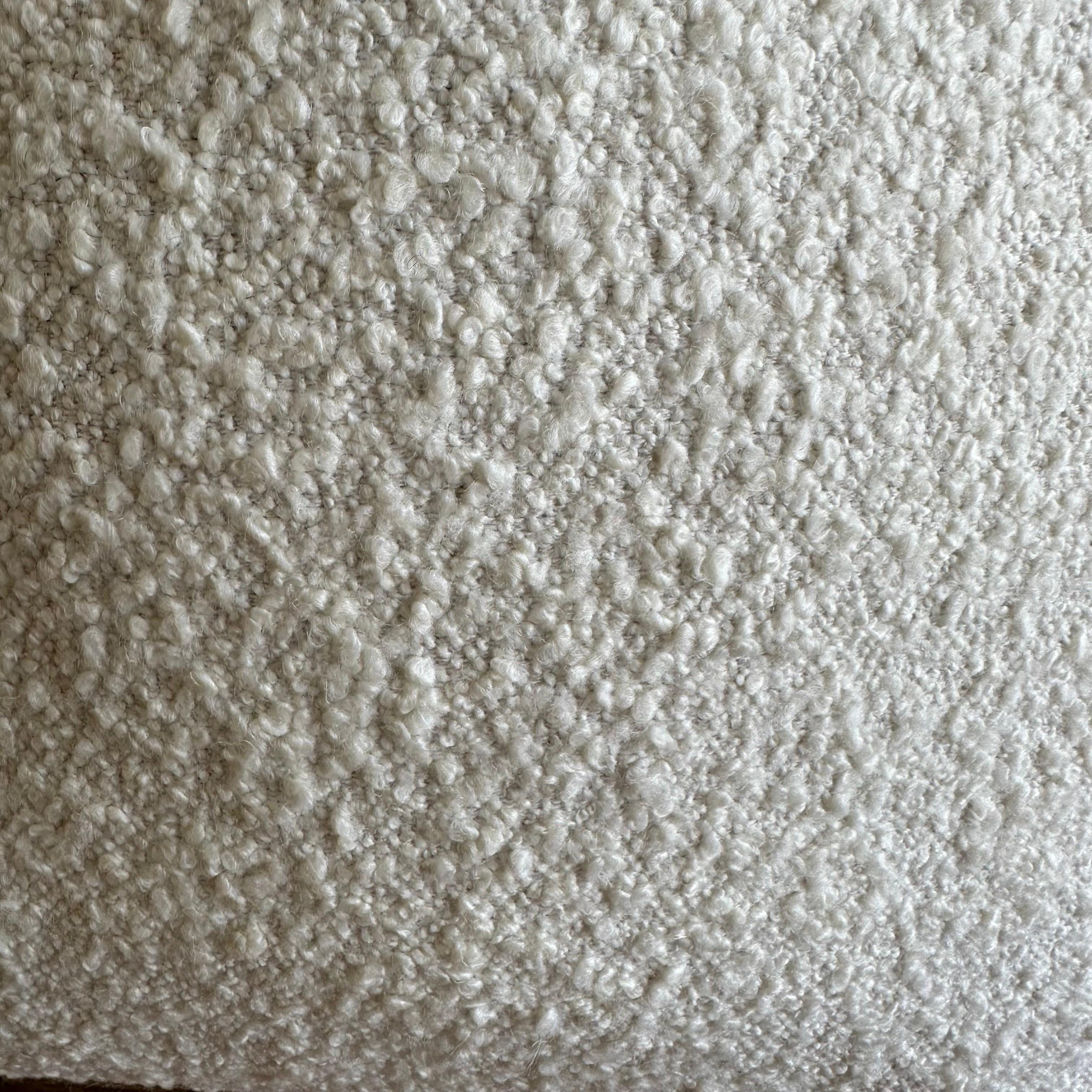 Maßgefertigte Boucle-Kissen im französischen Toile-Stil aus weißem oder Tweed mit Daunenfedereinsatz (21. Jahrhundert und zeitgenössisch) im Angebot