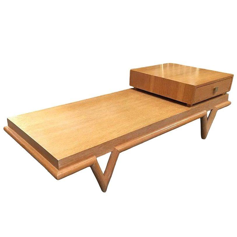 Table basse et table d'appoint originales des années 1950 en teck blond avec plateau en gradins et pieds en V. Article de boutique fait sur mesure et estampillé 