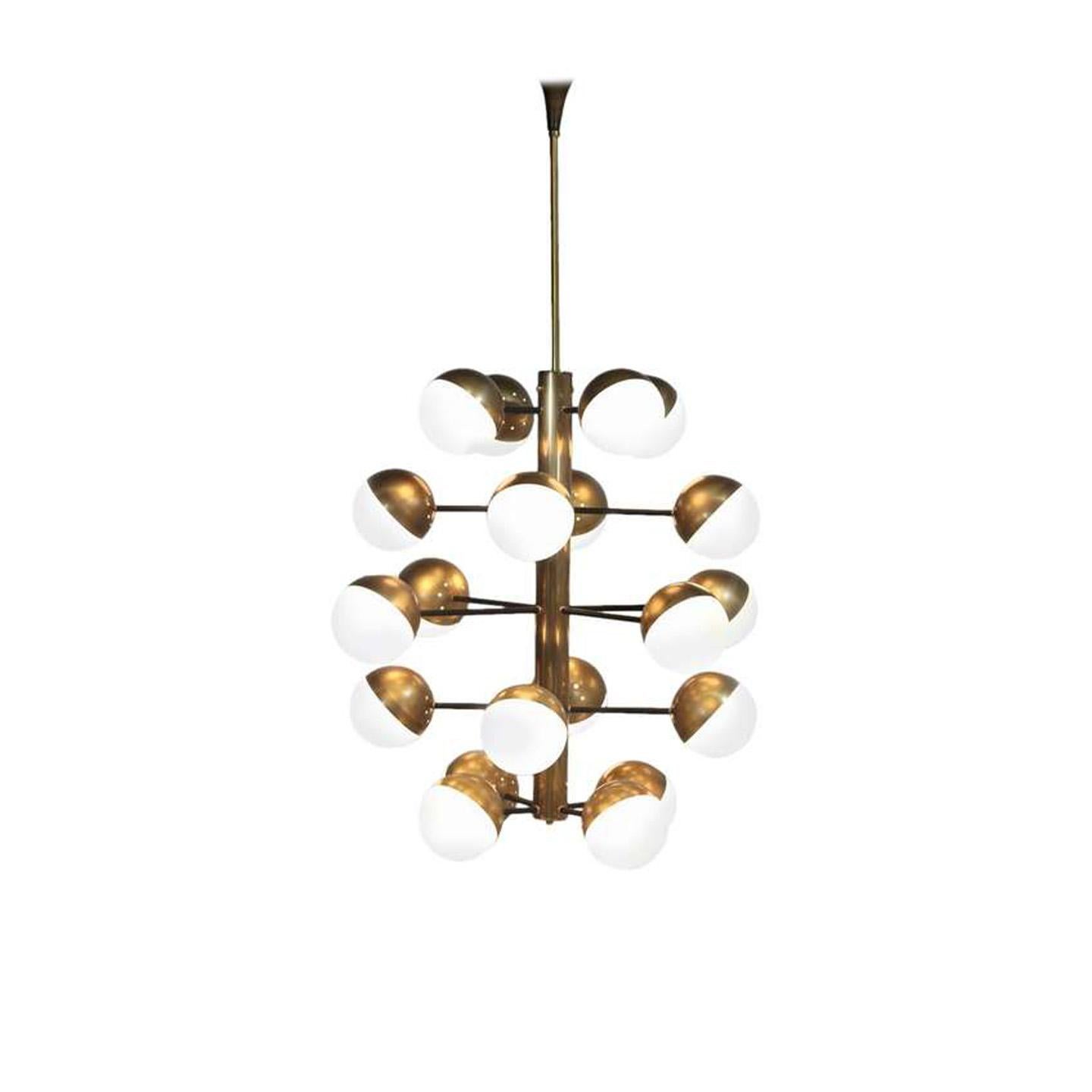 Mid-Century moderno Lampadario personalizzato in ottone a 20 sfere in stile metà secolo in vendita