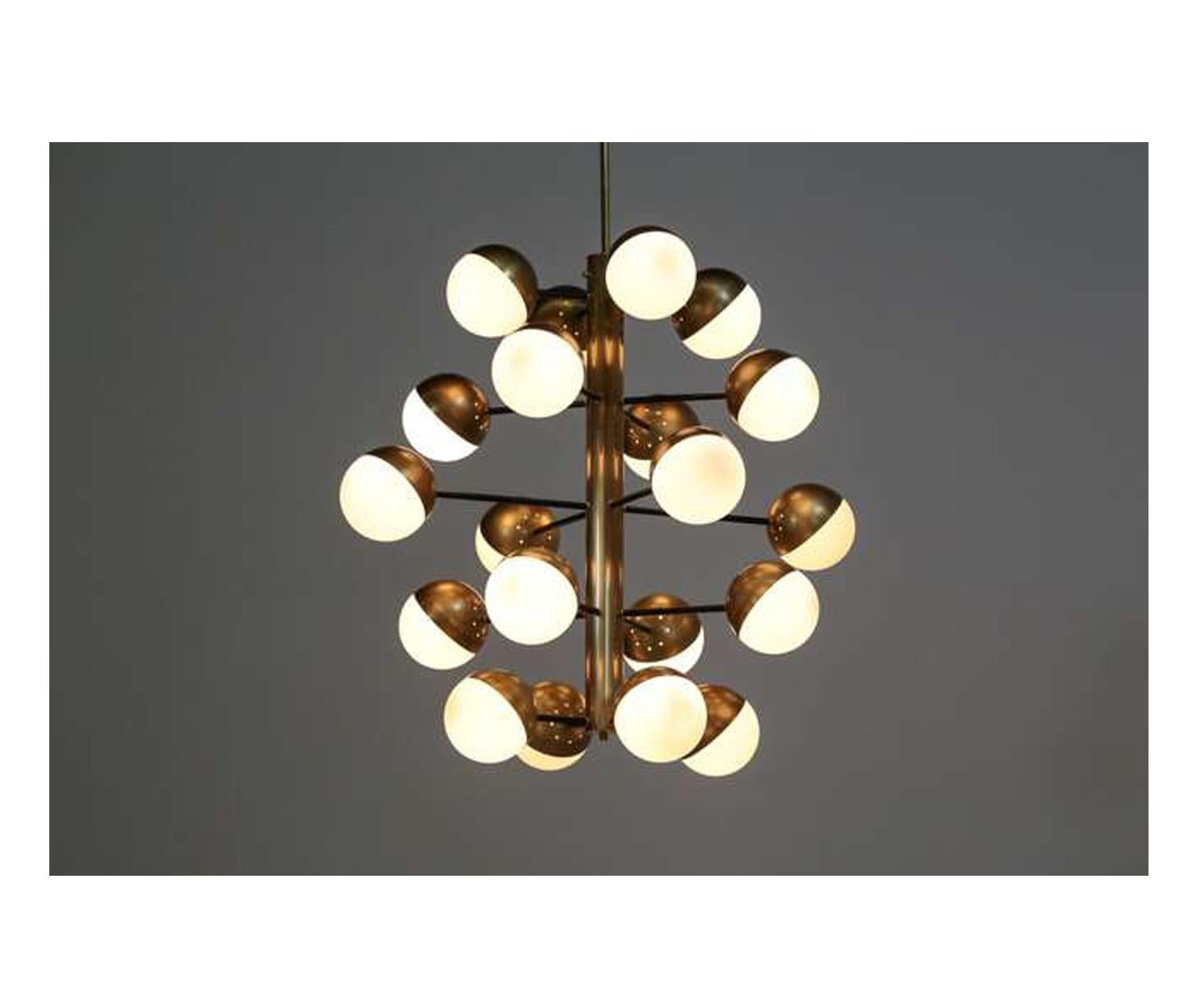 Italiano Lampadario personalizzato in ottone a 20 sfere in stile metà secolo in vendita