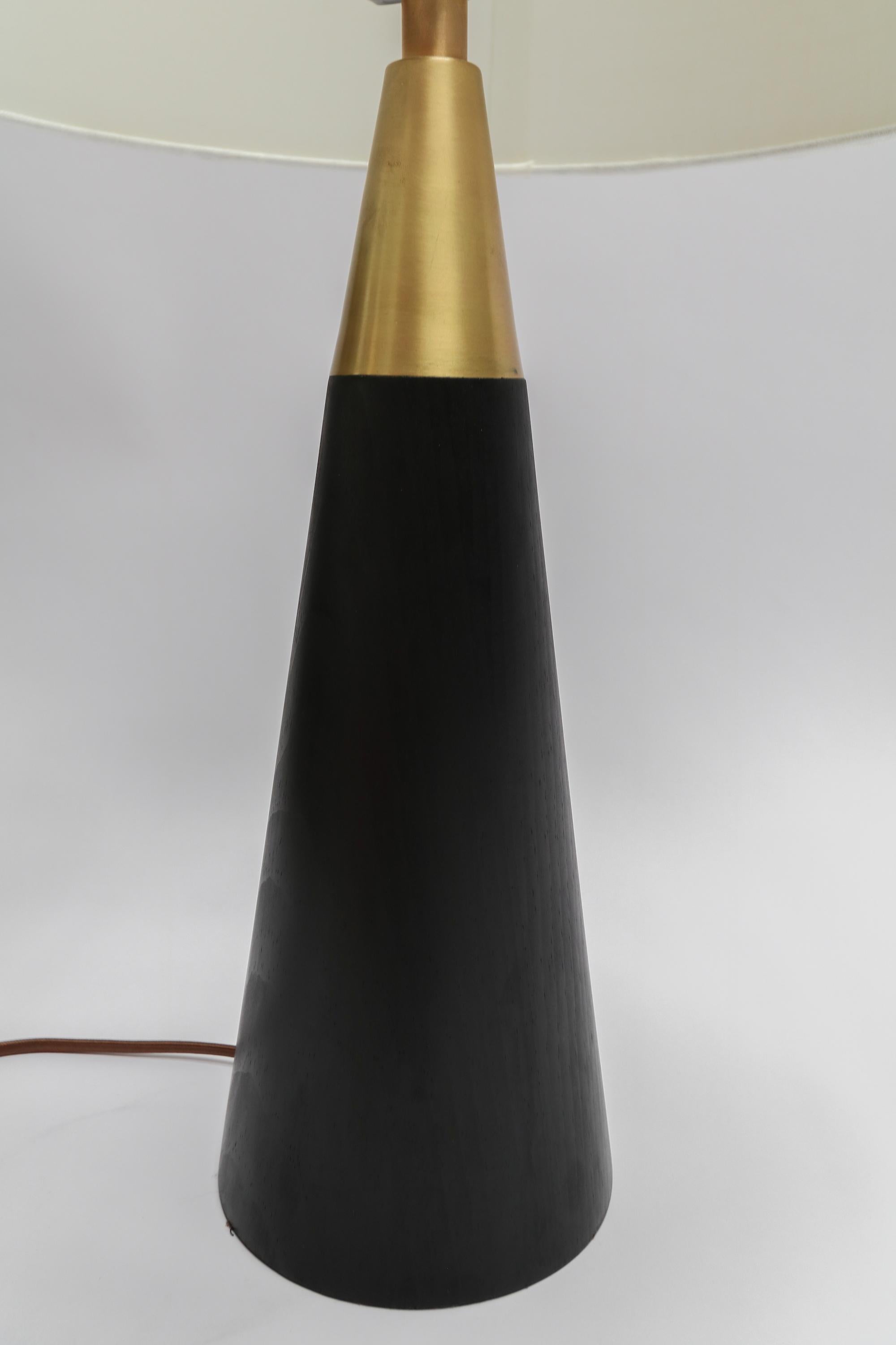Américain Lampe de table noire et laiton personnalisée avec abat-jour en lin ivoire par Adesso Imports en vente