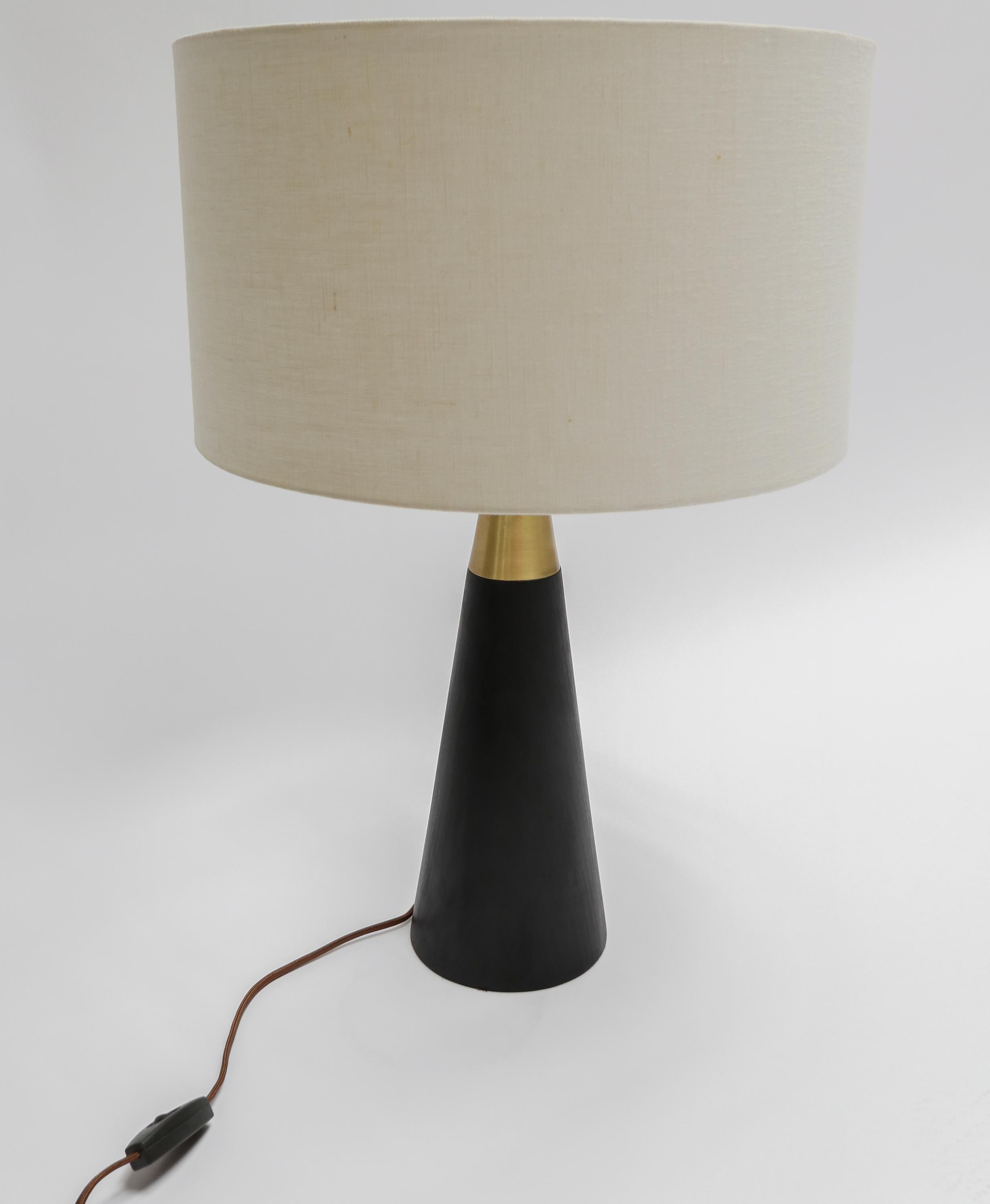 Custom Brass and Black Table Lamp with Ivory Linen Shade by Adesso Imports In New Condition For Sale In Los Angeles, CA