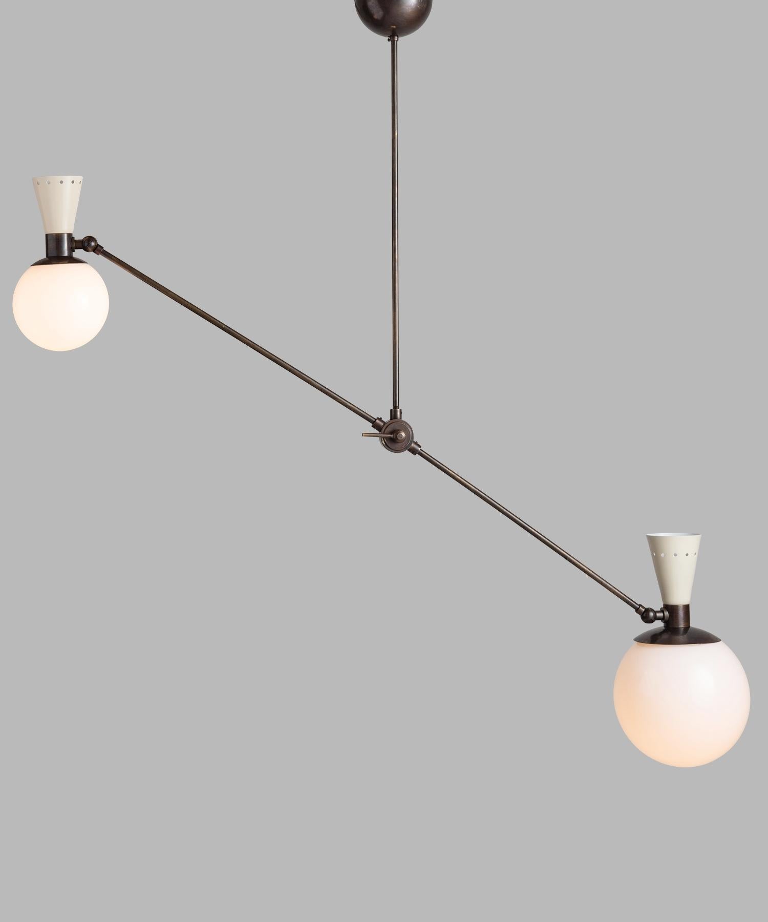 Lampada a contrappeso personalizzata in ottone e opalina, Made in Italy In condizioni Nuovo in vendita a Culver City, CA