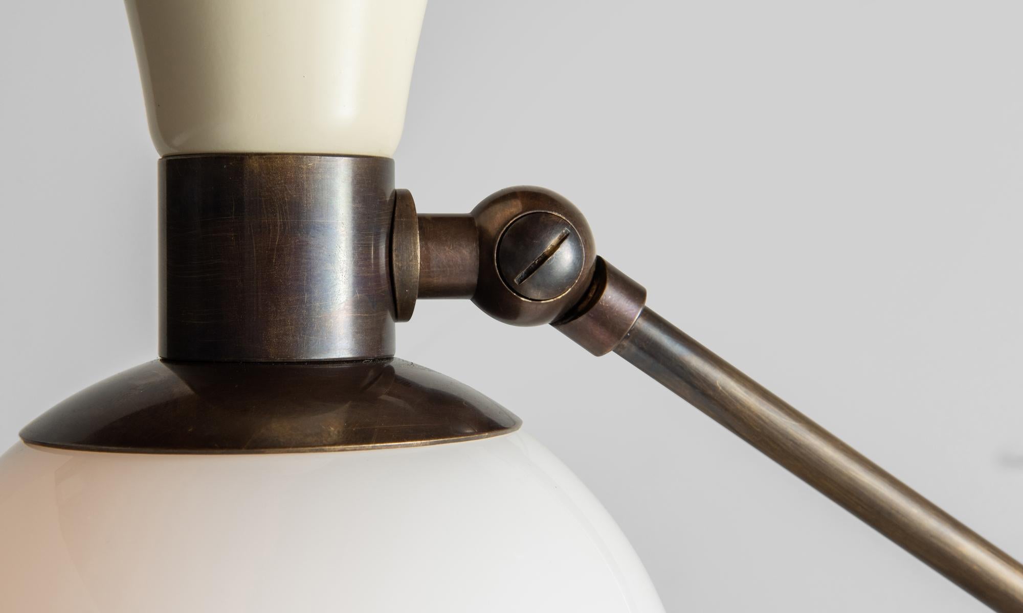 XXI secolo e contemporaneo Lampada a contrappeso personalizzata in ottone e opalina, Made in Italy in vendita