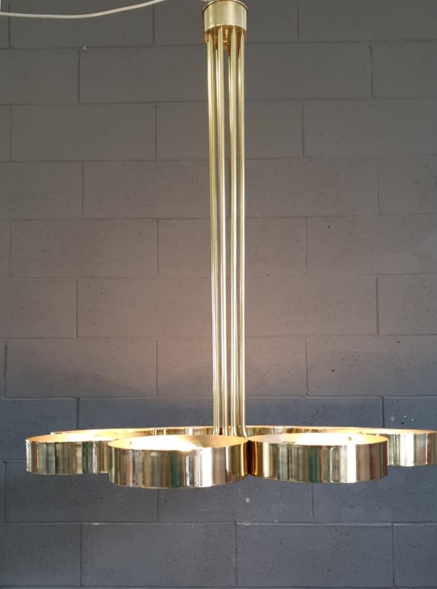 Lustre suspendu en laiton sur mesure avec des pièces en verre blanc. Peut être réalisé dans d'autres métaux et d'autres tailles.