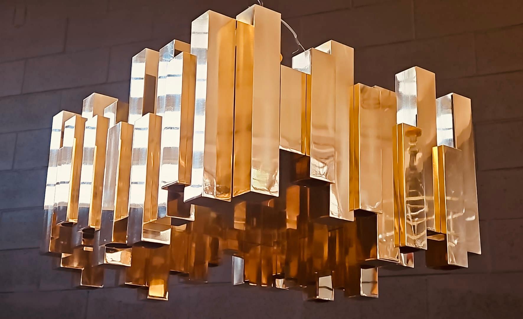 italien Lustre abstrait en laiton du milieu du siècle en vente