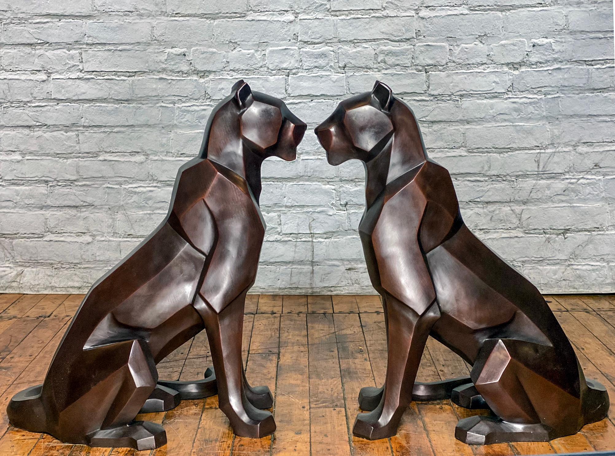 Individuelles Bronze-Paar moderner sitzender Berglöwen (Handgefertigt) im Angebot