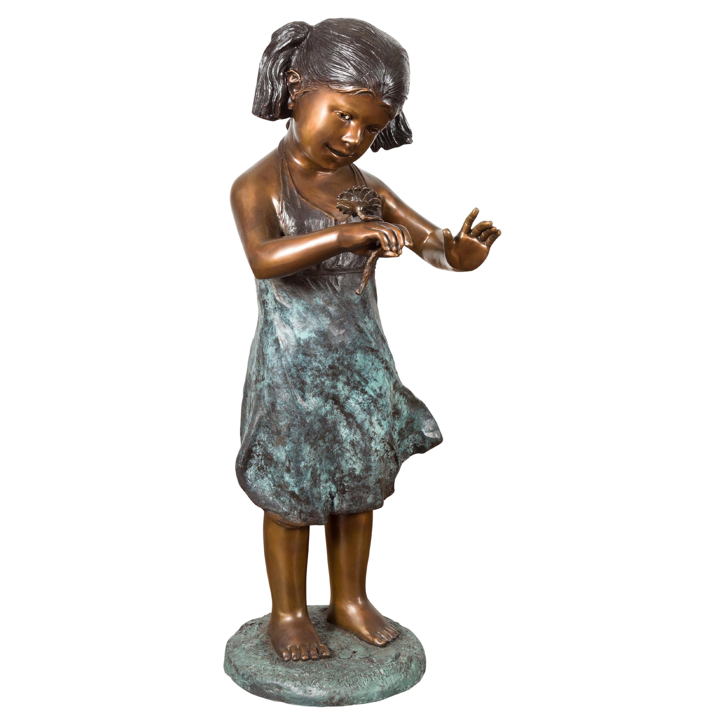 Bronze-Gartenstatue eines Mädchens, das eine Blume in der Hand hält, auf Sockel