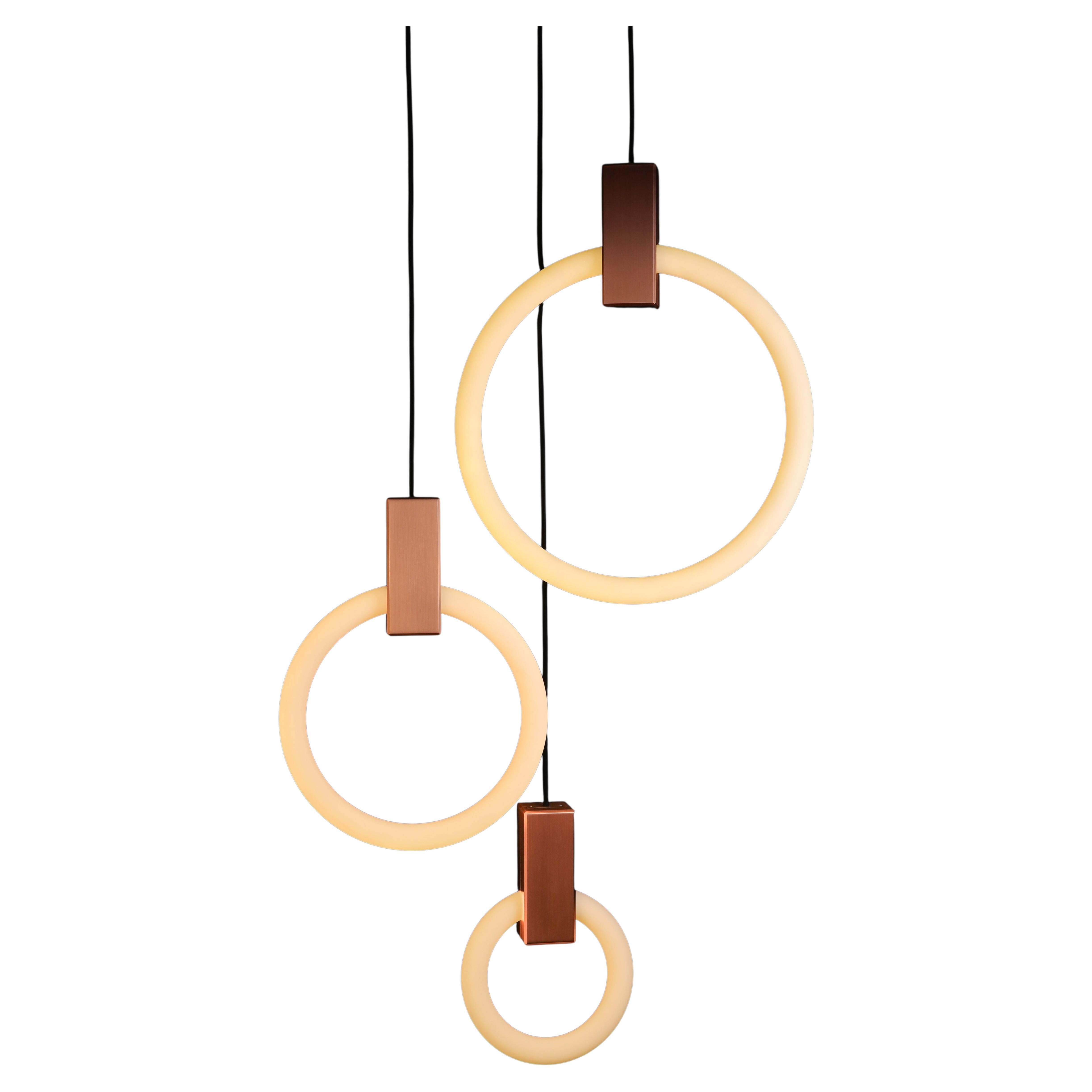 Lámpara de araña «Halo» de 3 colgantes en cobre cepillado, de Matthew McCormick Studio en venta