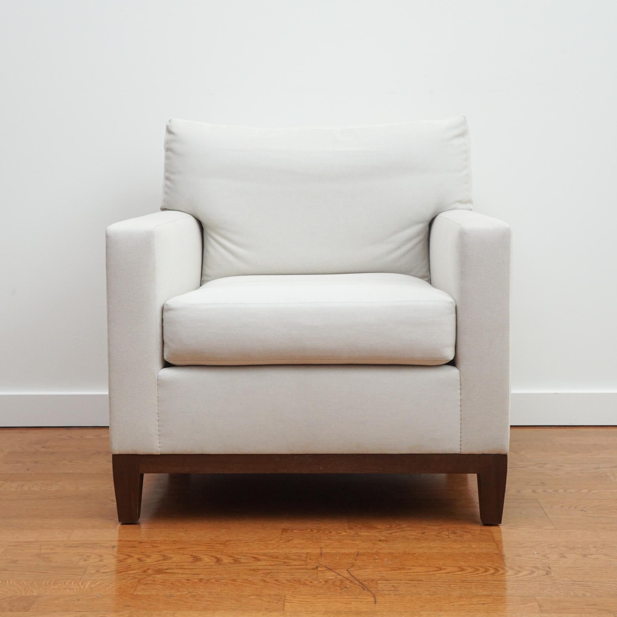Sedia club personalizzata con schienale a T e gambe affusolate in mogano con finitura in mogano espresso. 
Mostrata in un classico plaid di lana di American Woolen Company e in una resistente tappezzeria in misto cotone bianco sporco Finiture