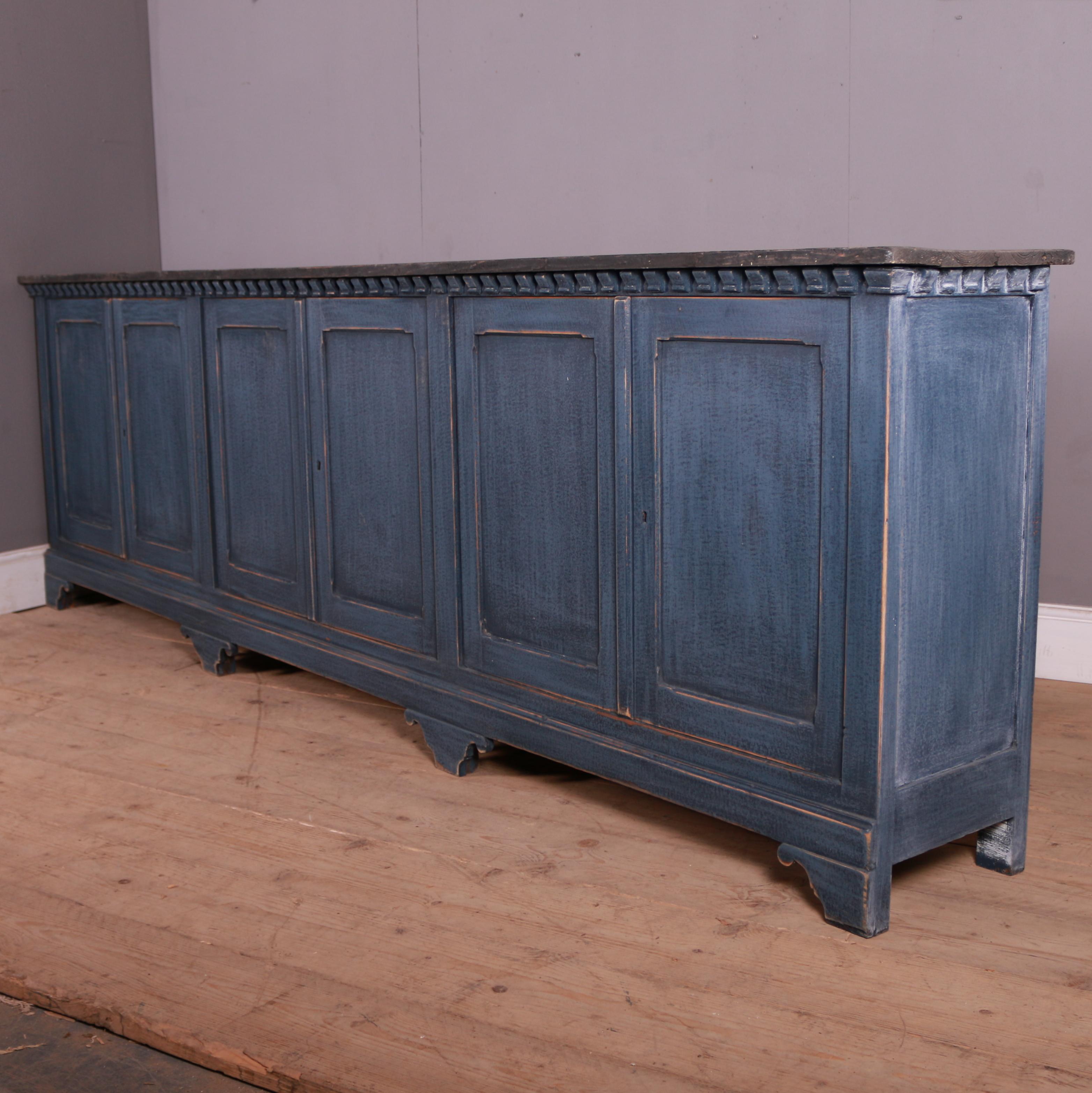 Enfilade étroite peinte construite sur mesure en vente 5
