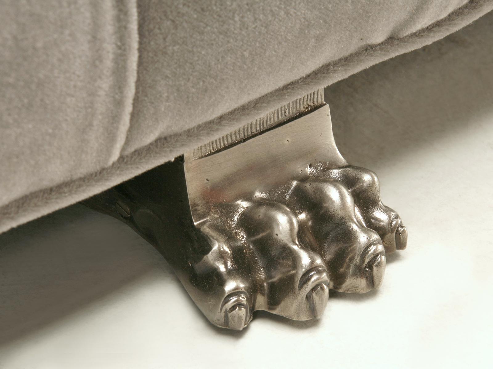 Canapé Chesterfield fabriqué sur mesure en mohair avec pieds plaqués nickel bronze massif en vente 3