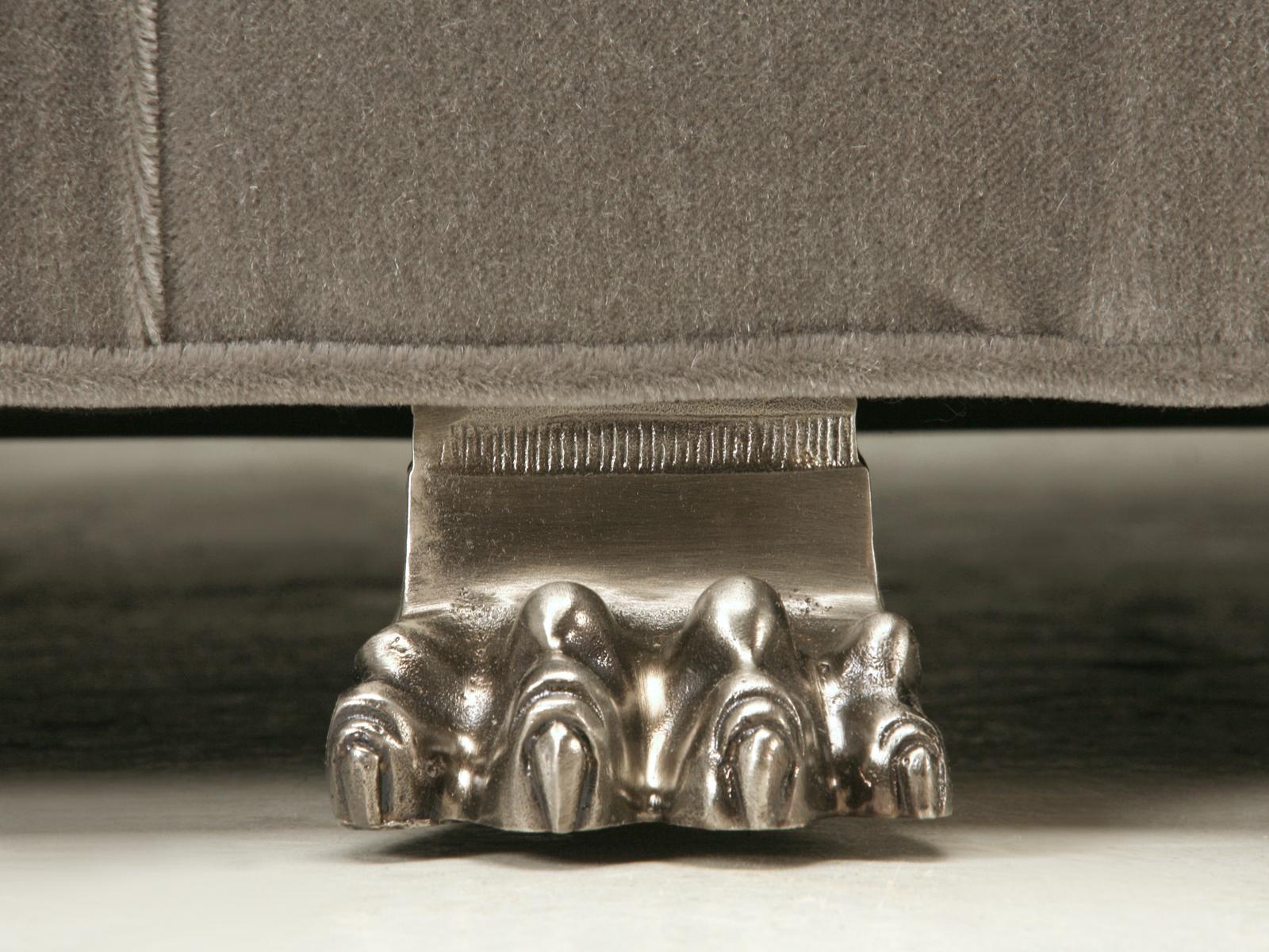 Maßgefertigtes, gefertigtes Chesterfield-Sofa aus Mohair mit vernickelten Füßen aus massiver Bronze im Angebot 4