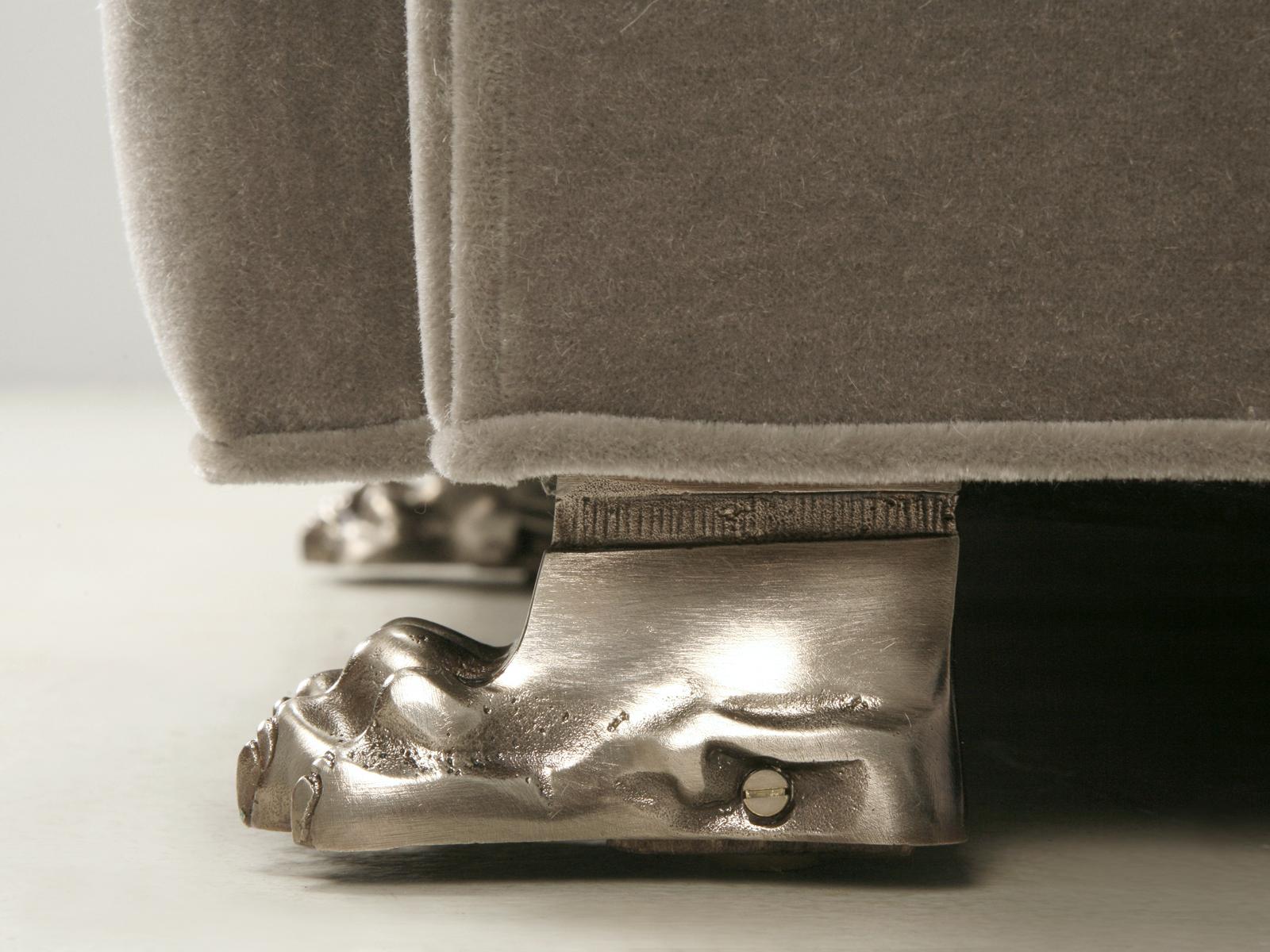 Canapé Chesterfield fabriqué sur mesure en mohair avec pieds plaqués nickel bronze massif en vente 5