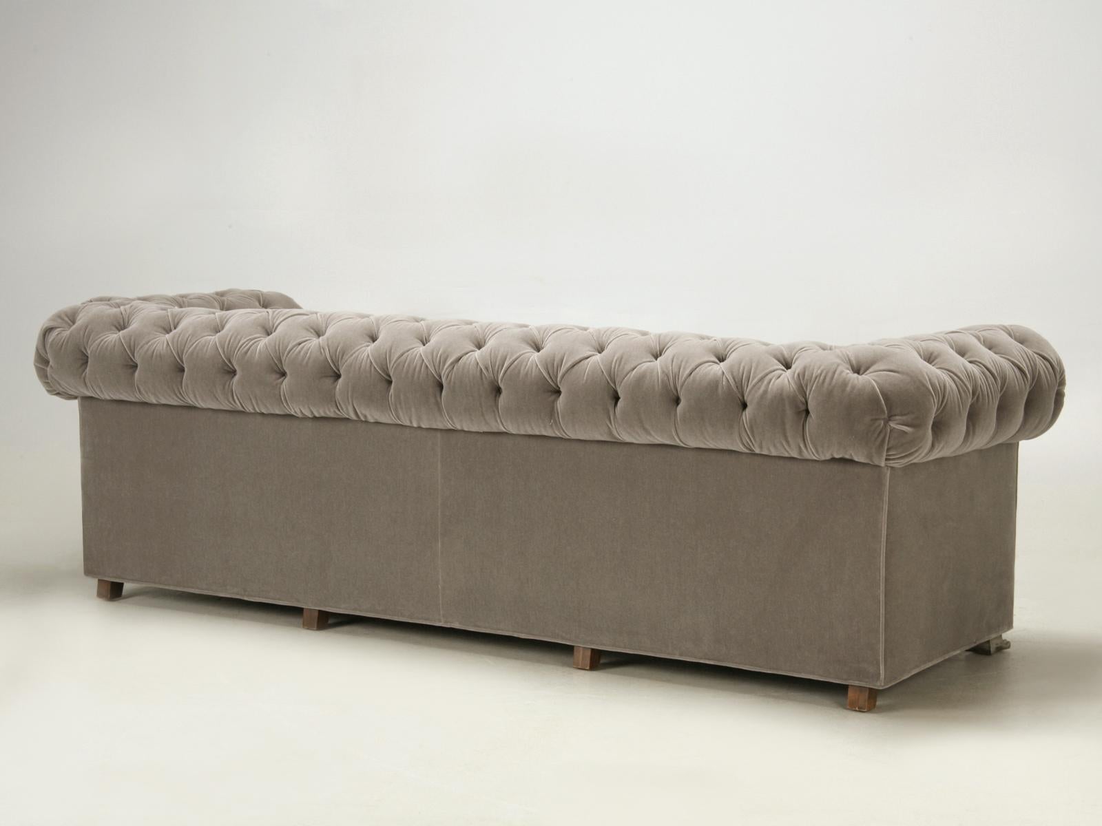 Maßgefertigtes, gefertigtes Chesterfield-Sofa aus Mohair mit vernickelten Füßen aus massiver Bronze im Angebot 6