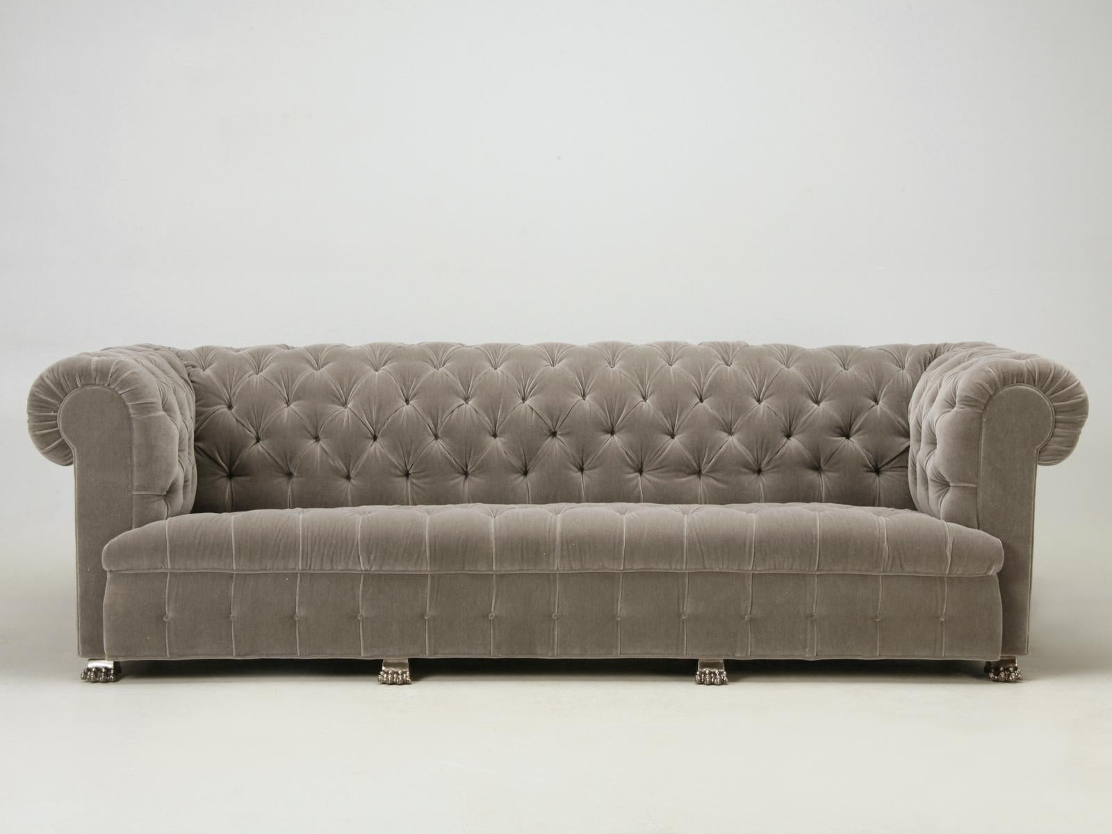Maßgefertigtes, klassisches Chesterfield-Sofa mit vernickelten Füßen aus massiver Bronze, die ihm einen Hauch von französischem Flair verleihen. Wir haben dieses Sofa gerade mit einem weichen grauen Mohair aus 100 % Wolle gepolstert, alle 20 Yards