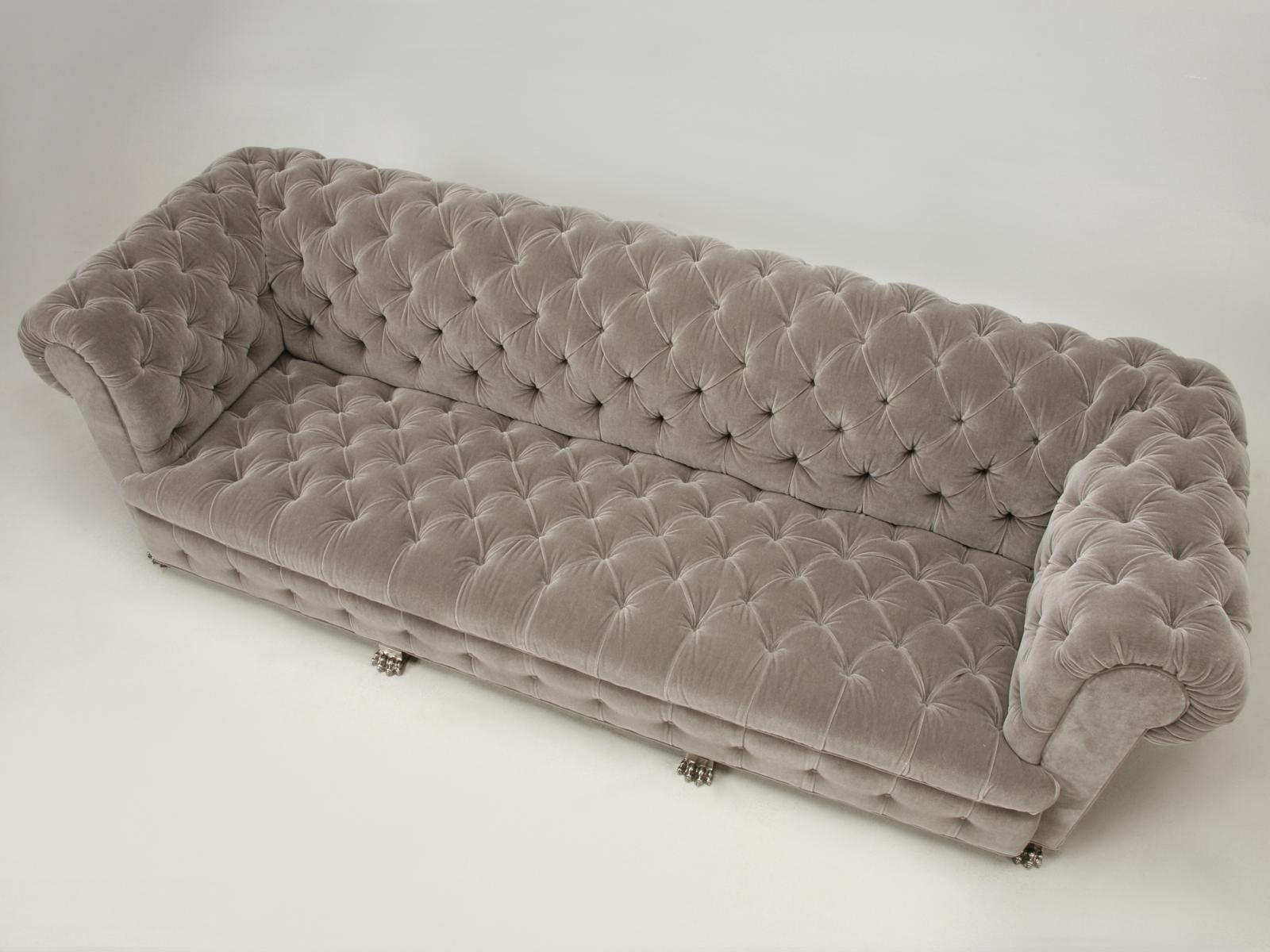 Maßgefertigtes, gefertigtes Chesterfield-Sofa aus Mohair mit vernickelten Füßen aus massiver Bronze (Nordamerikanisch) im Angebot