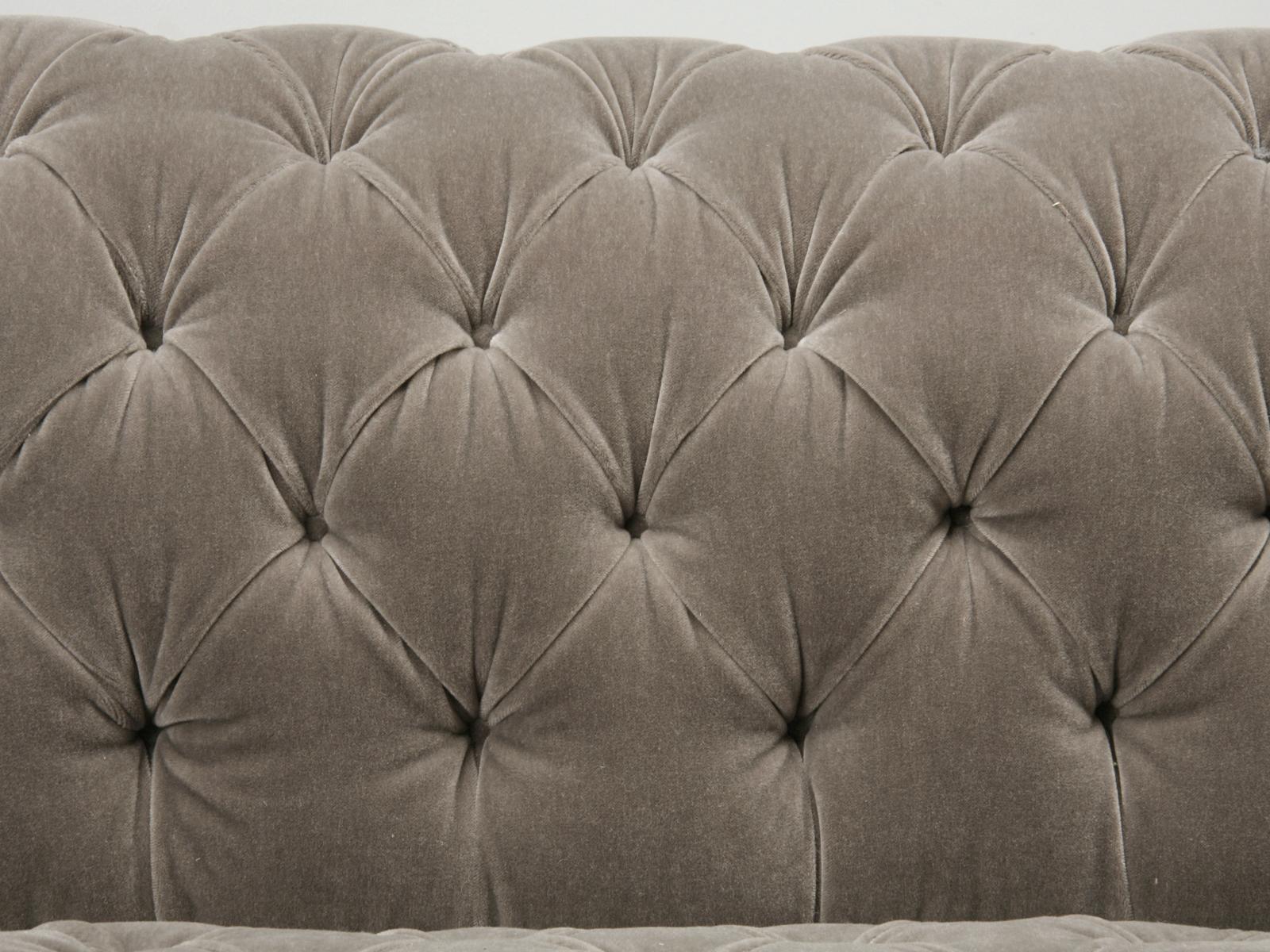 Maßgefertigtes, gefertigtes Chesterfield-Sofa aus Mohair mit vernickelten Füßen aus massiver Bronze (Handgefertigt) im Angebot