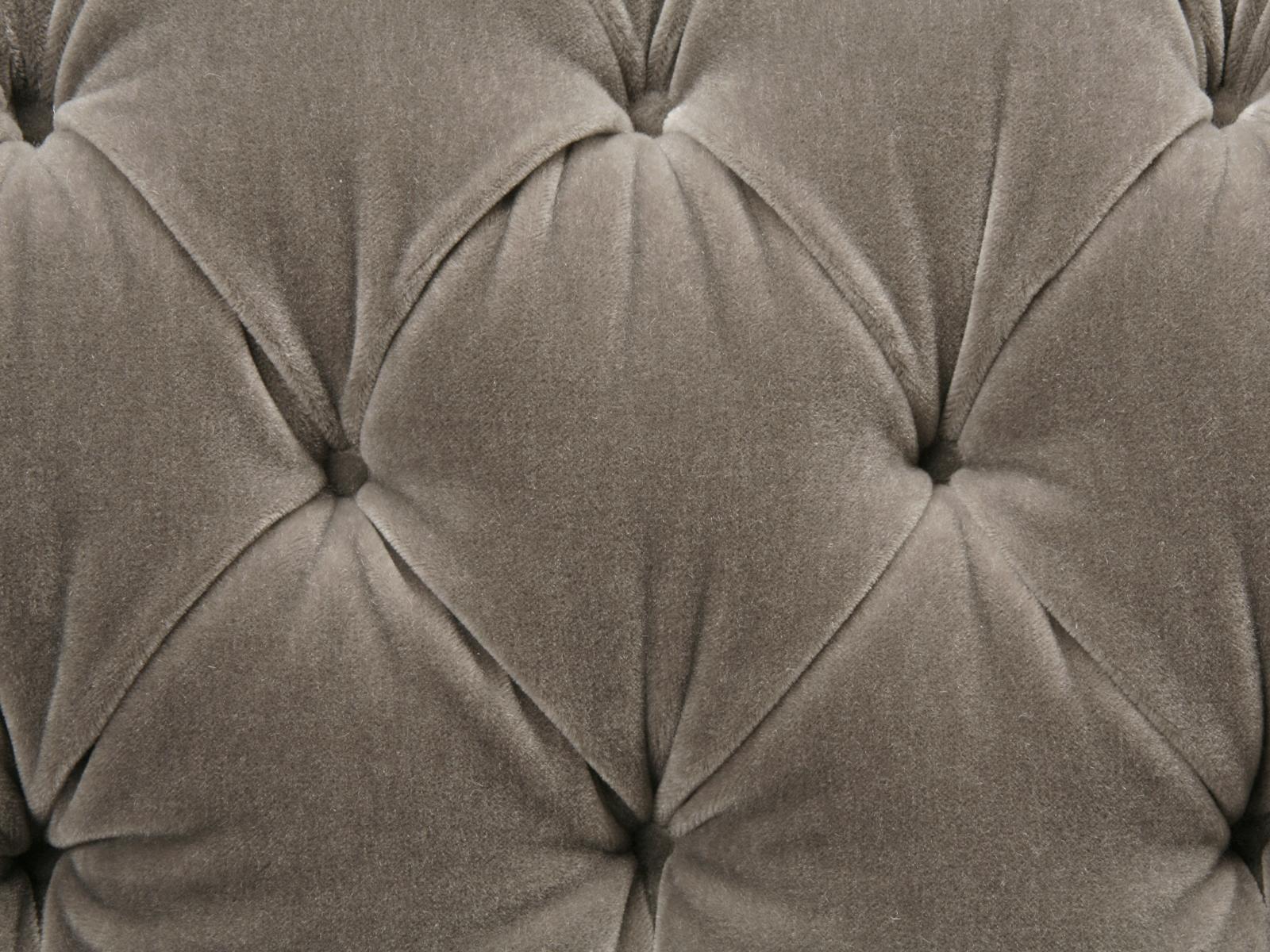 Maßgefertigtes, gefertigtes Chesterfield-Sofa aus Mohair mit vernickelten Füßen aus massiver Bronze im Zustand „Neu“ im Angebot in Chicago, IL