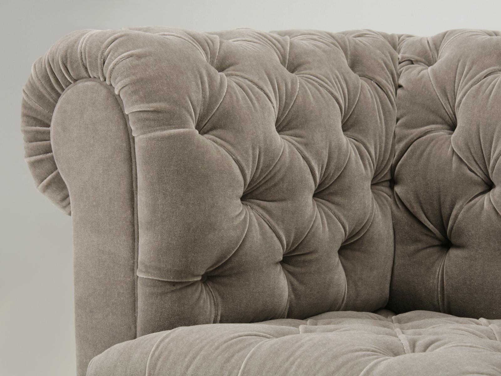Maßgefertigtes, gefertigtes Chesterfield-Sofa aus Mohair mit vernickelten Füßen aus massiver Bronze (21. Jahrhundert und zeitgenössisch) im Angebot