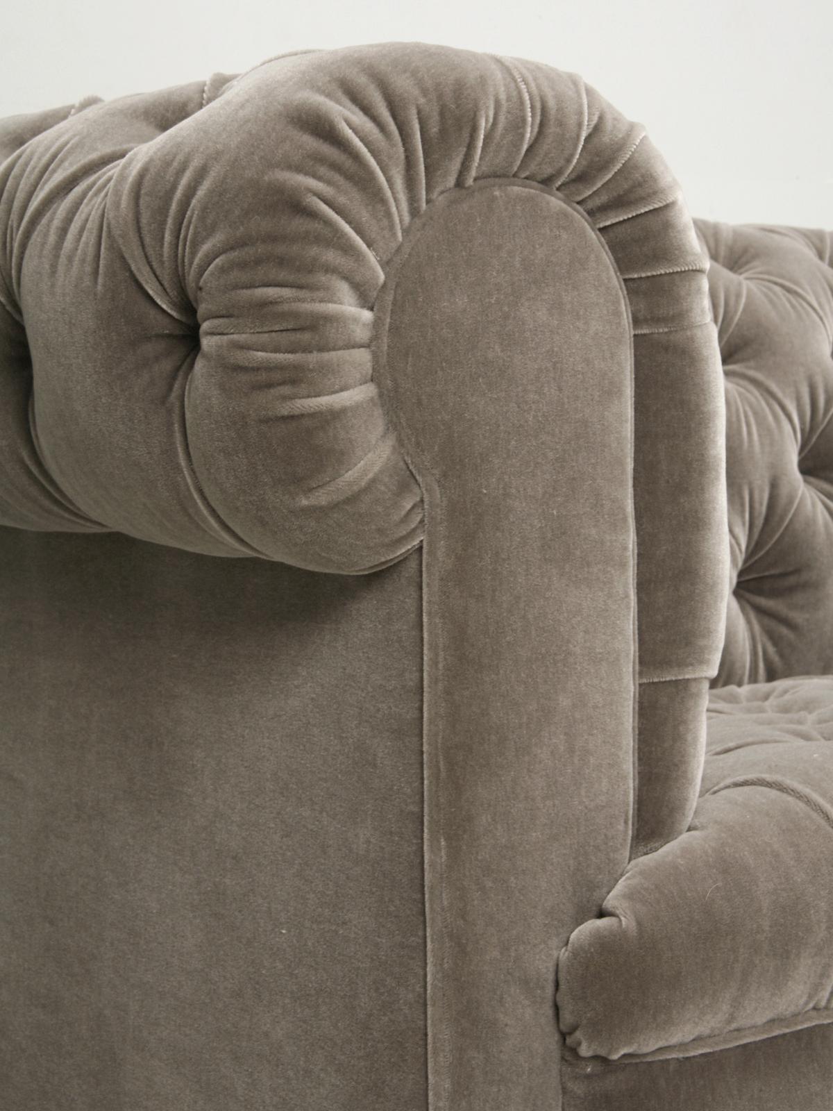 Maßgefertigtes, gefertigtes Chesterfield-Sofa aus Mohair mit vernickelten Füßen aus massiver Bronze im Angebot 1