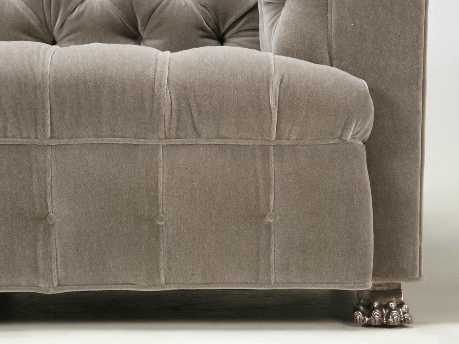 Maßgefertigtes, gefertigtes Chesterfield-Sofa aus Mohair mit vernickelten Füßen aus massiver Bronze im Angebot 2