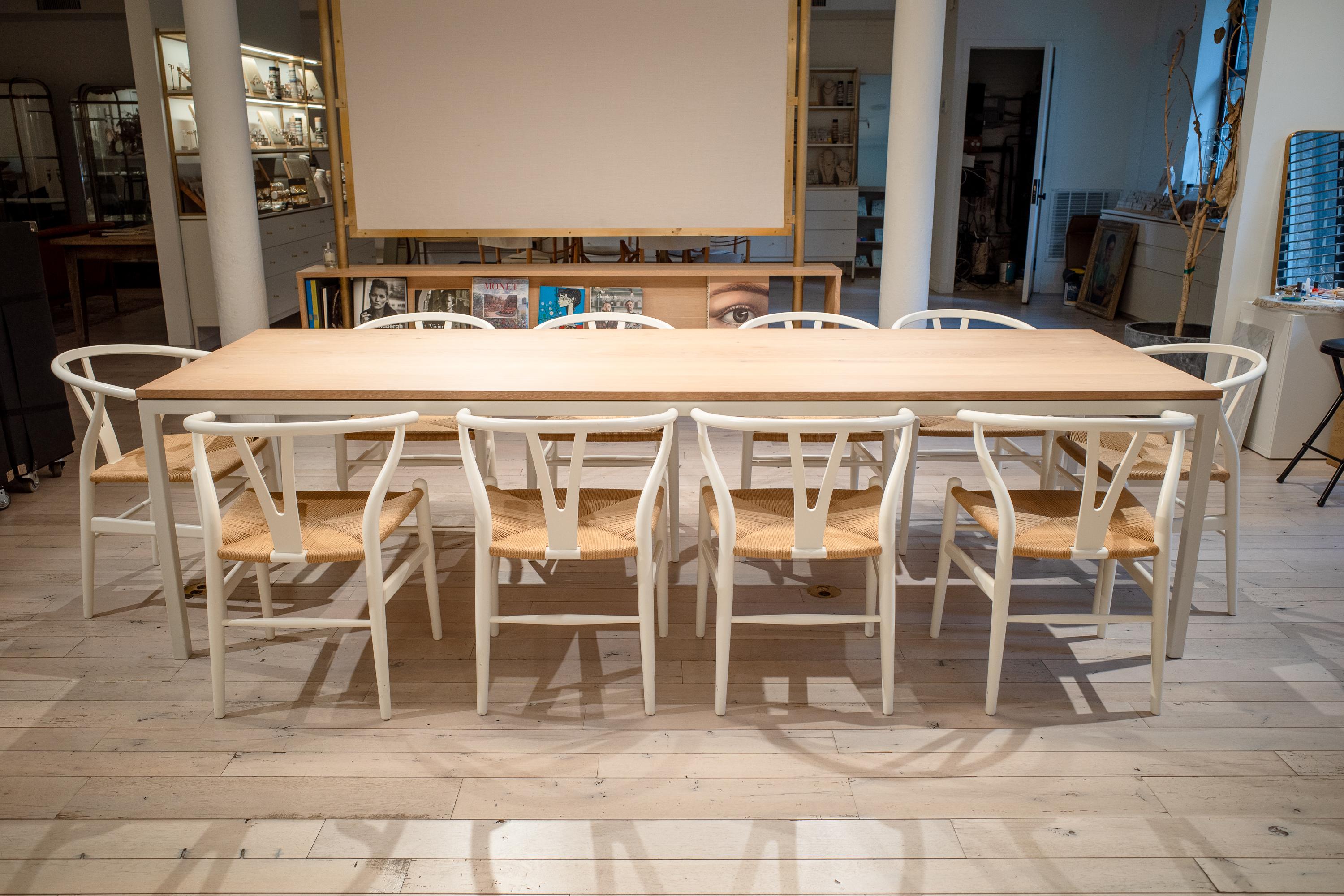 Realizzato con assi di legno duro unite tra loro e sostenute da una base di metallo rifinita in bianco. Questo tavolo da conferenza ben dimensionato può ospitare comodamente dieci persone.