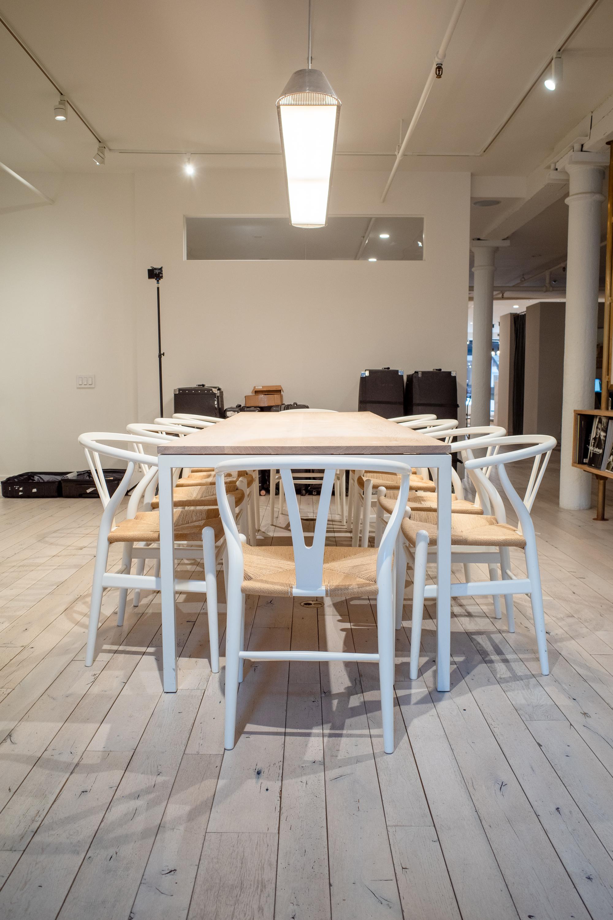 Moderno Tavolo da conferenza su misura in acciaio verniciato a polvere e quercia bianca cerata in vendita