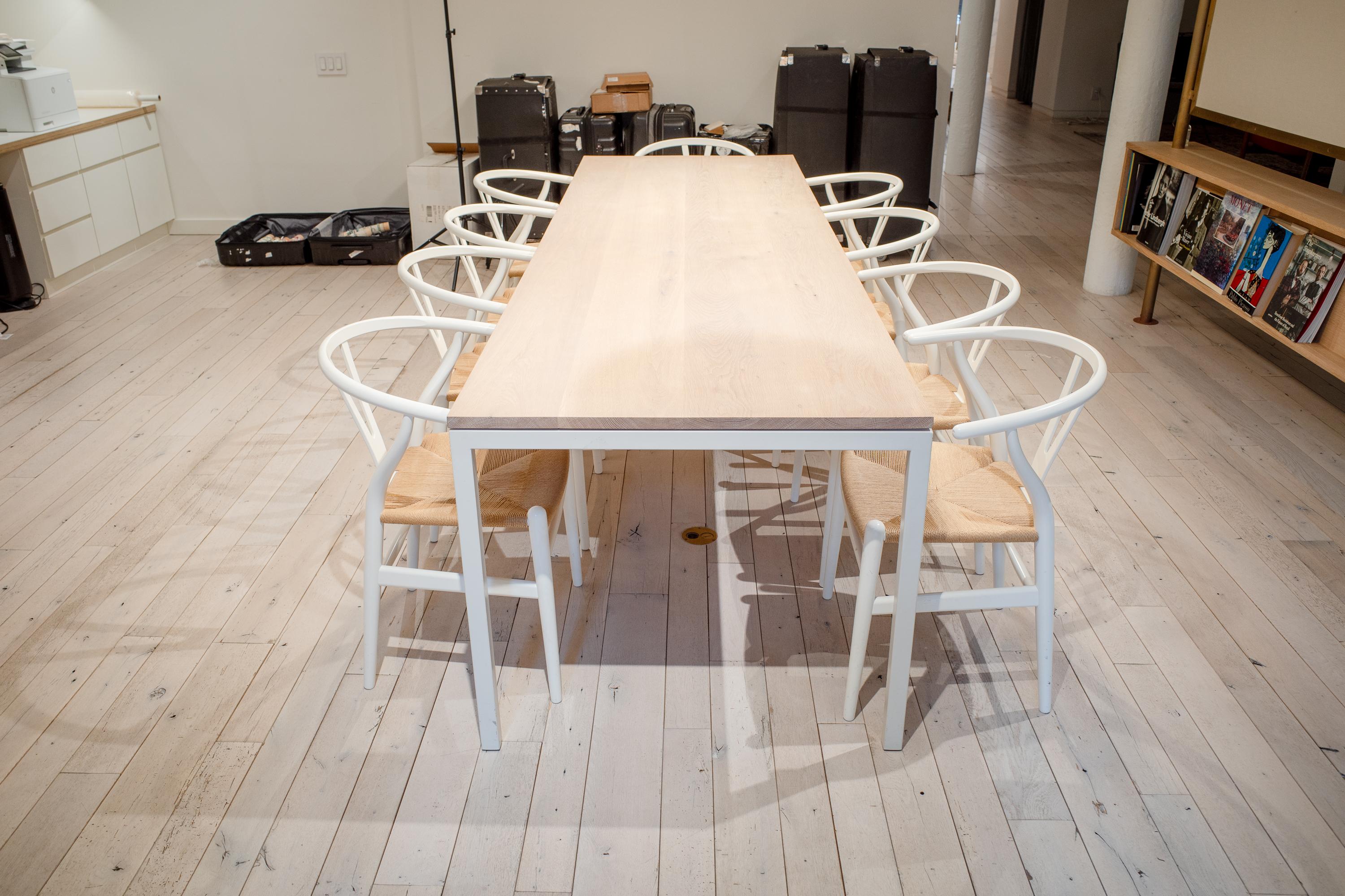 Americano Tavolo da conferenza su misura in acciaio verniciato a polvere e quercia bianca cerata in vendita