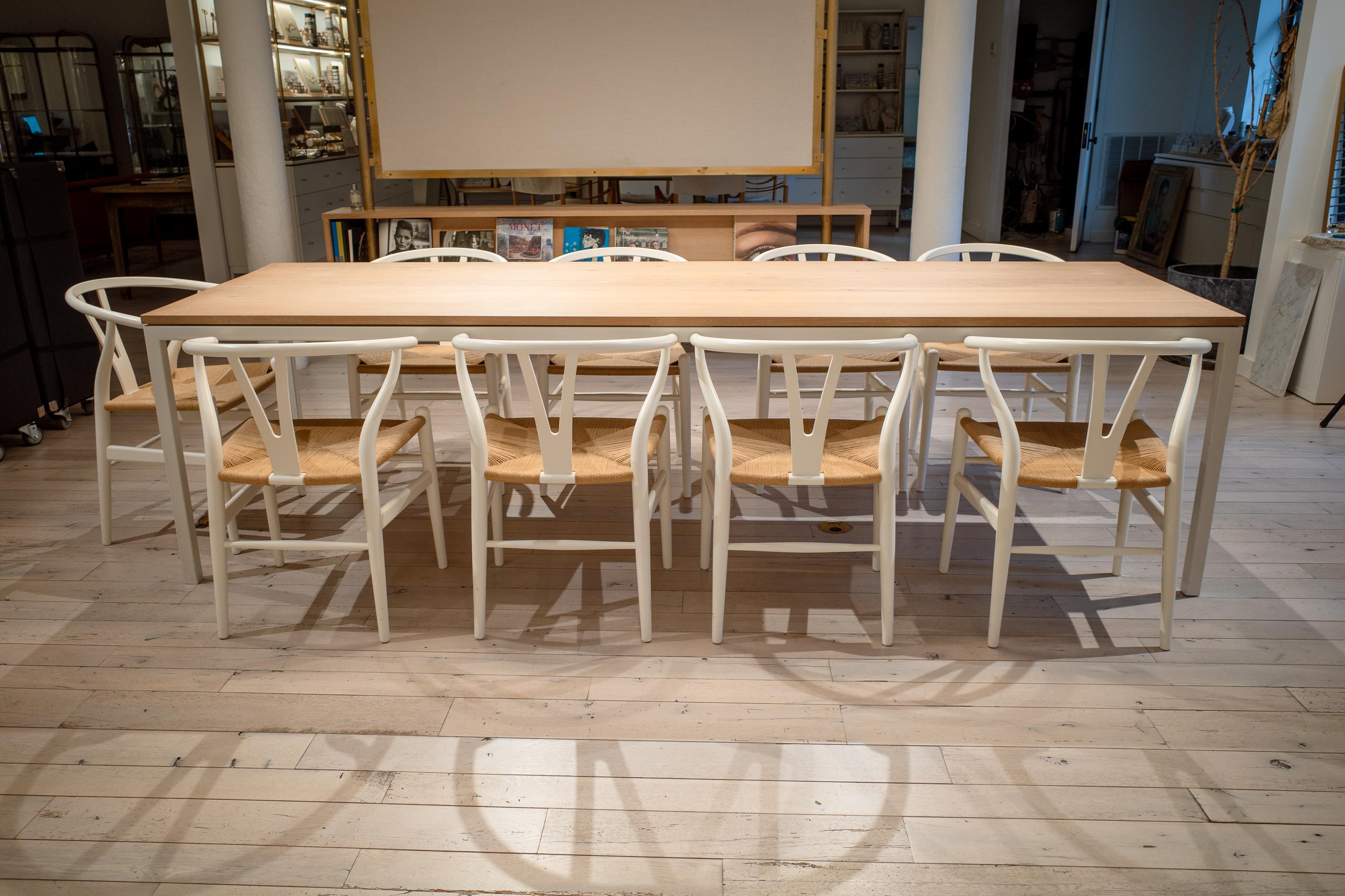 Verniciatura a polvere Tavolo da conferenza su misura in acciaio verniciato a polvere e quercia bianca cerata in vendita