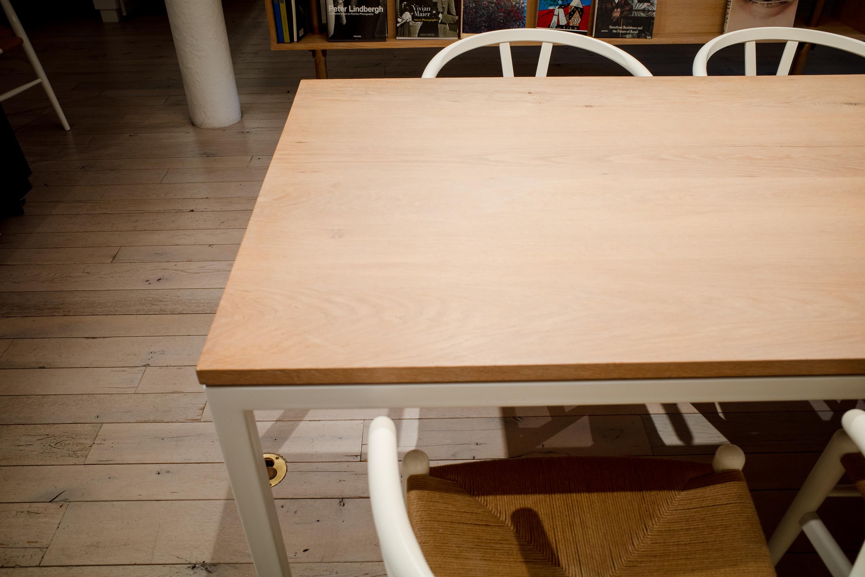 Tavolo da conferenza su misura in acciaio verniciato a polvere e quercia bianca cerata In condizioni buone in vendita a New York, NY