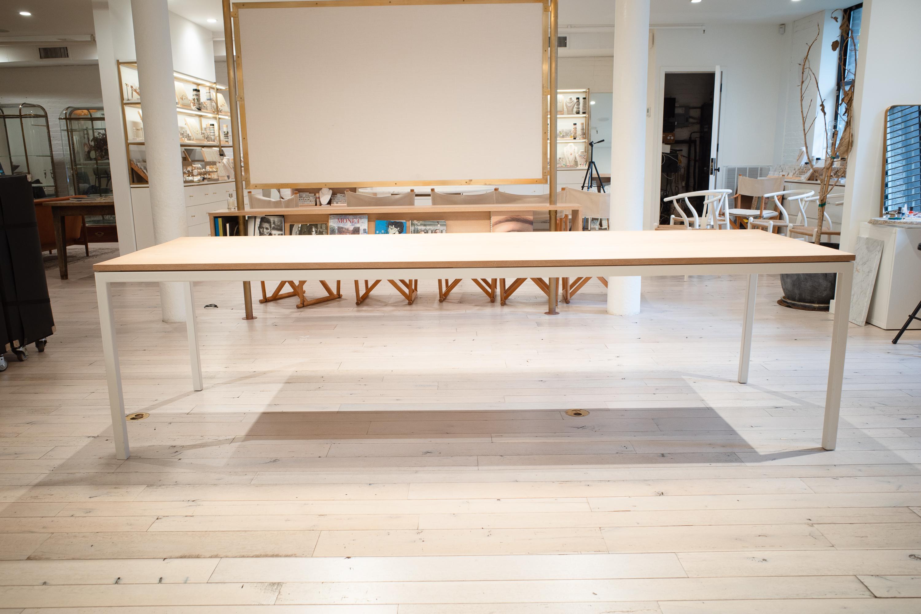 XXI secolo e contemporaneo Tavolo da conferenza su misura in acciaio verniciato a polvere e quercia bianca cerata in vendita