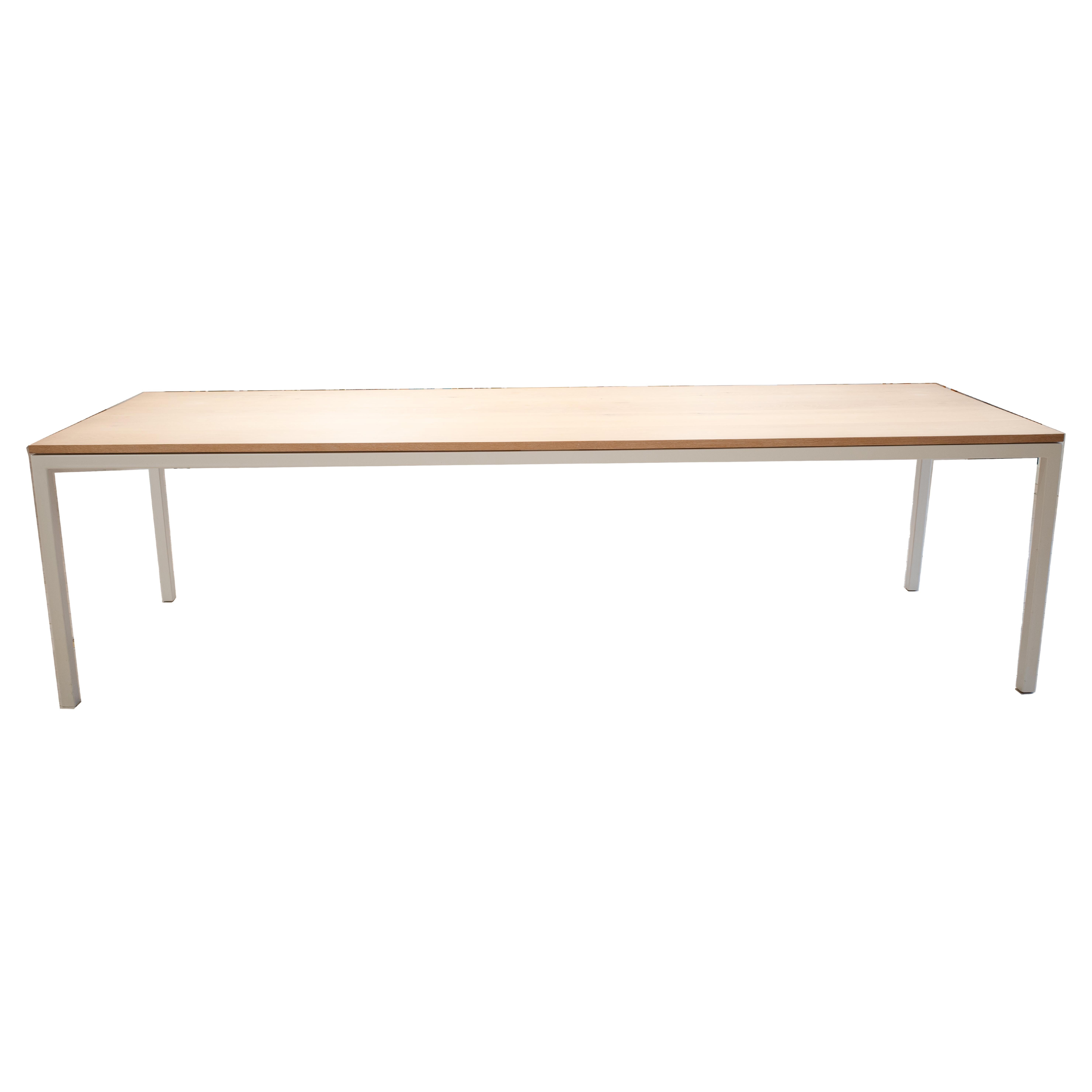 Tavolo da conferenza su misura in acciaio verniciato a polvere e quercia bianca cerata in vendita