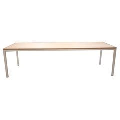 Tavolo da conferenza su misura in acciaio verniciato a polvere e quercia bianca cerata