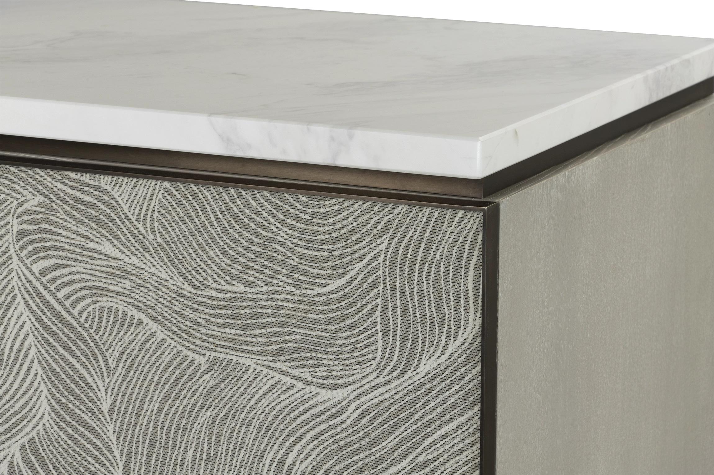 Mobile personalizzato in Oak Oak e ante in Fabrice, piano in Marmo Calacatta In condizioni Nuovo in vendita a NEW YORK, NY