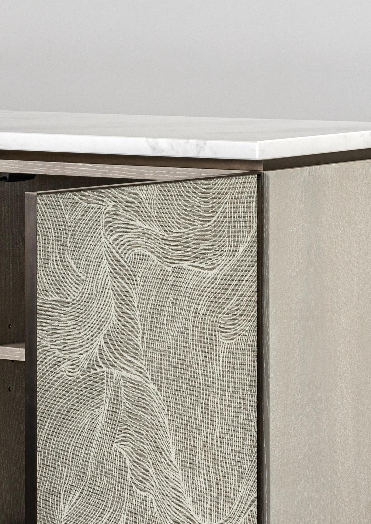 XXI secolo e contemporaneo Mobile personalizzato in Oak Oak e ante in Fabrice, piano in Marmo Calacatta in vendita