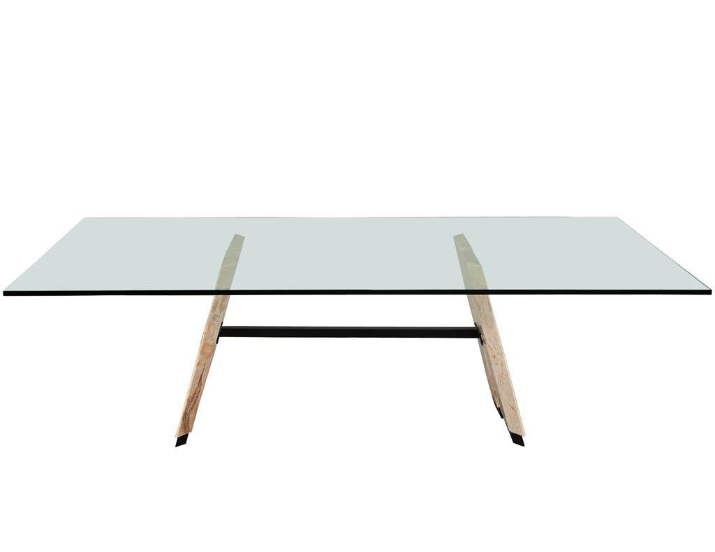 Table de salle à manger Cantilever Stone avec plateau en verre. Table de salle à manger exclusive avec quatre dalles de pierre italiennes en porte-à-faux, taillées sur mesure, avec une travée en métal noir satiné.

Le prix comprend la livraison