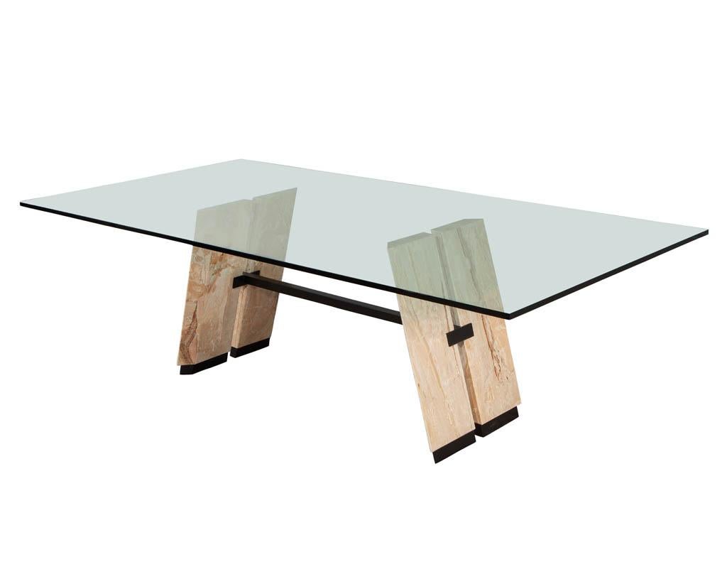 italien Table de salle à manger en porte-à-faux avec plateau en verre et en pierre en vente