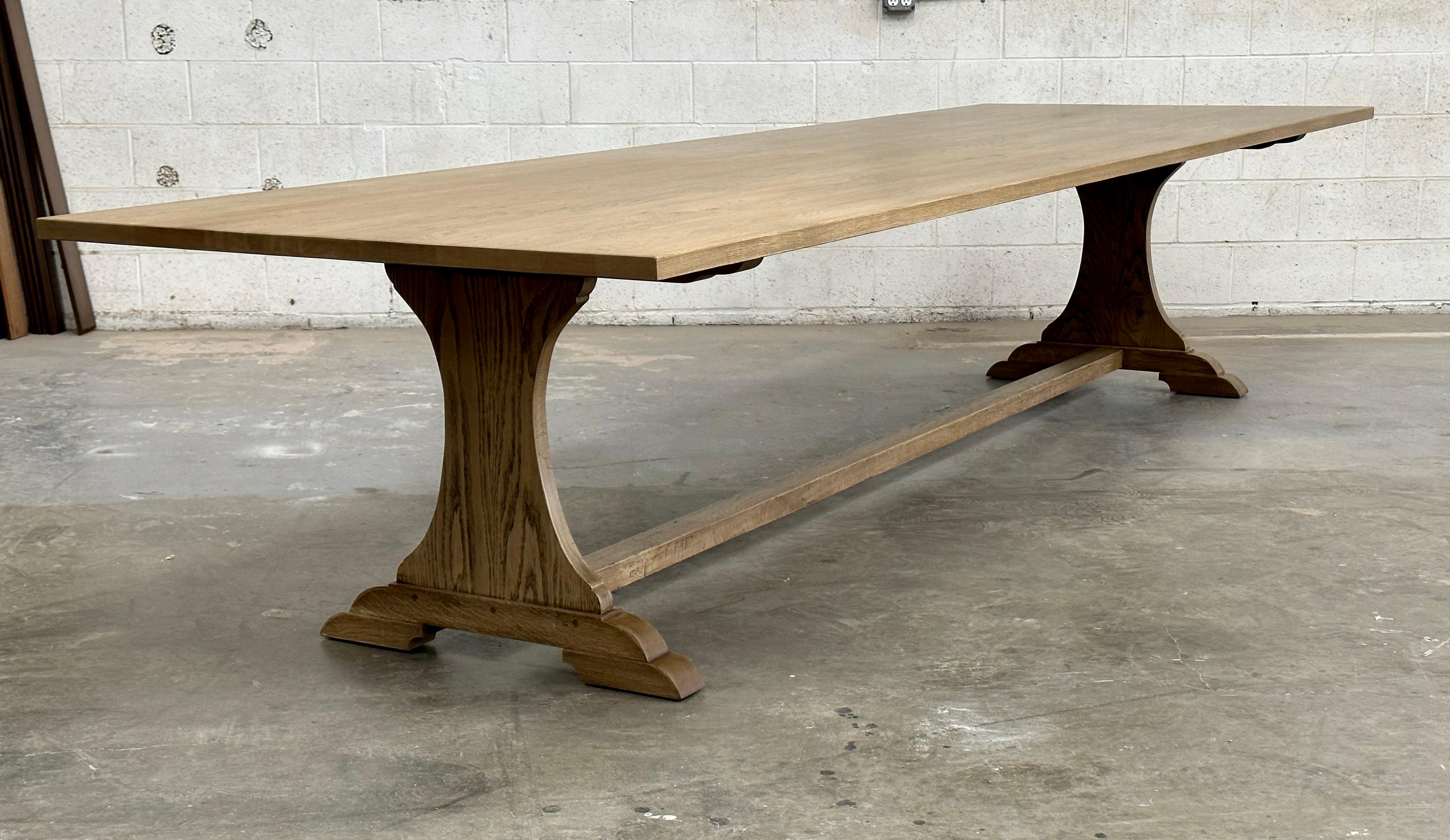 Custom Carina Dining Table made from Flat Sawn Oak artesano estadounidense en venta