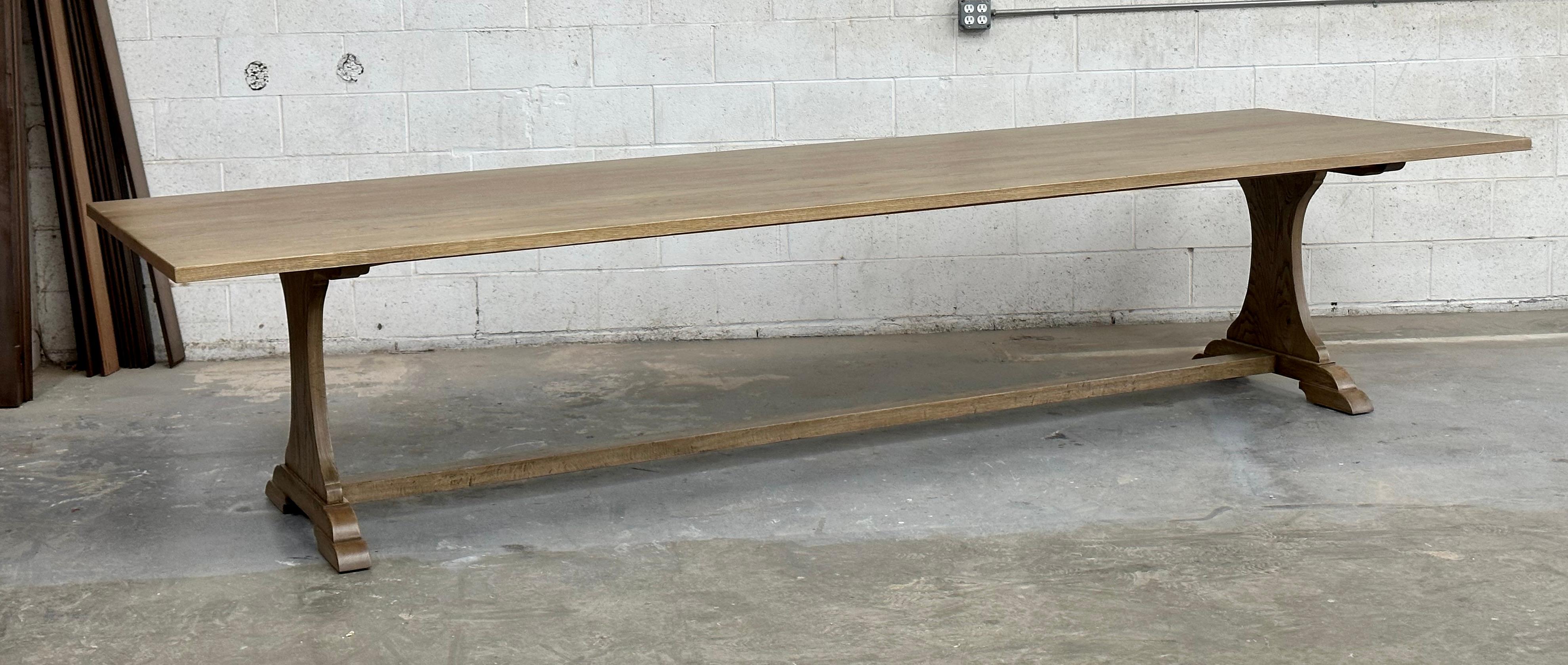 Custom Carina Dining Table made from Flat Sawn Oak Estadounidense en venta