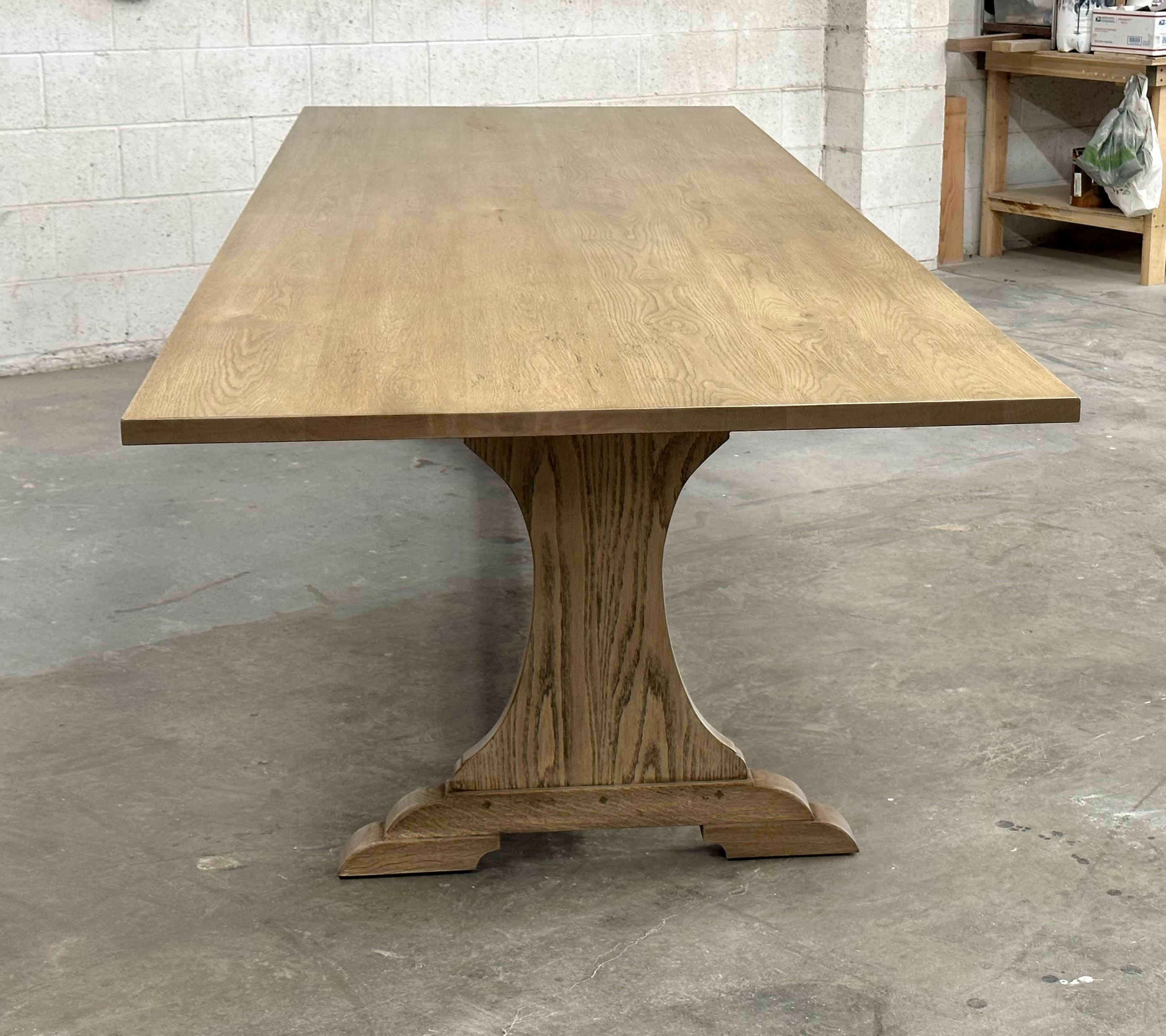 Custom Carina Dining Table made from Flat Sawn Oak Hecho a mano en venta