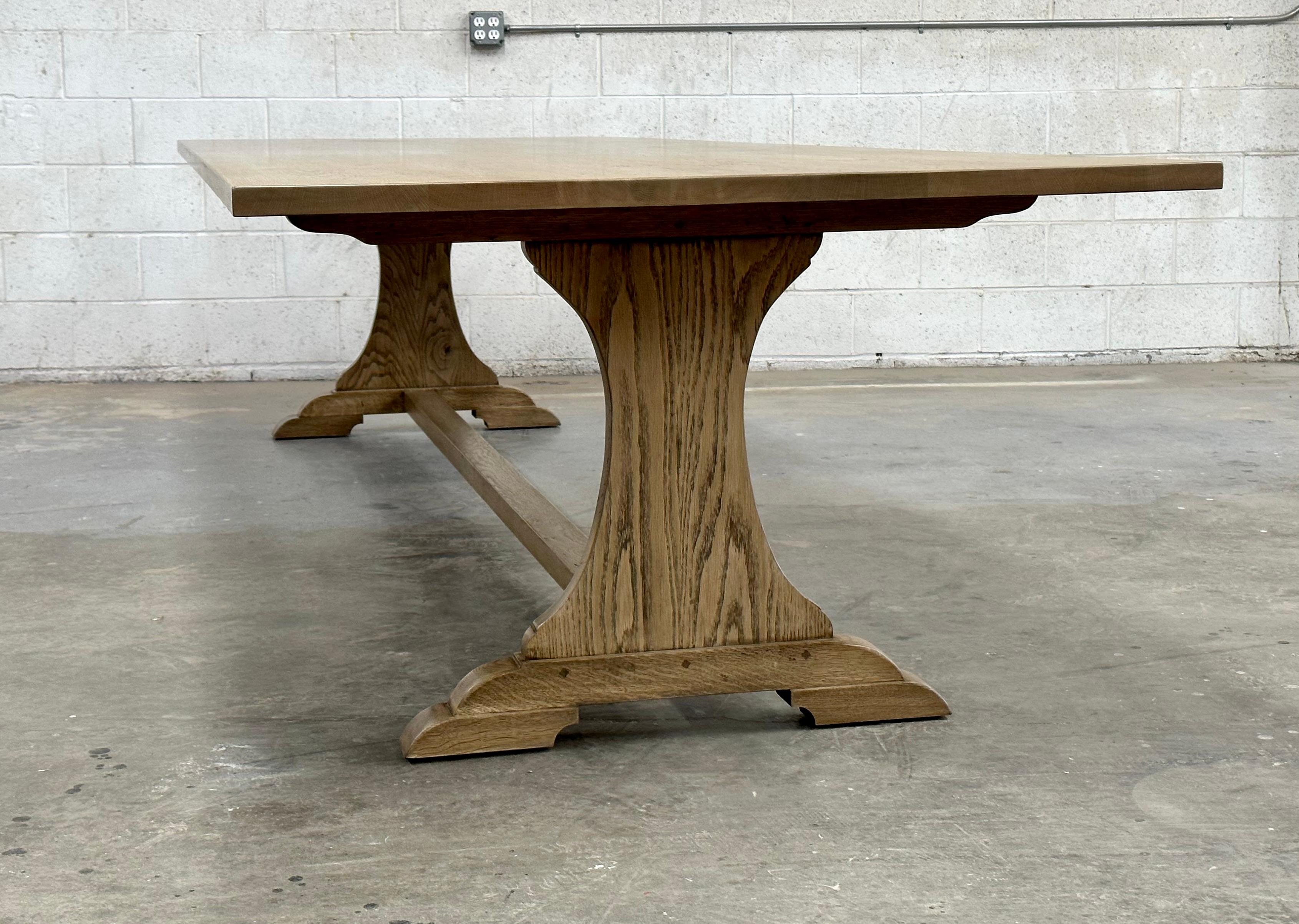 Custom Carina Dining Table made from Flat Sawn Oak Roble en venta