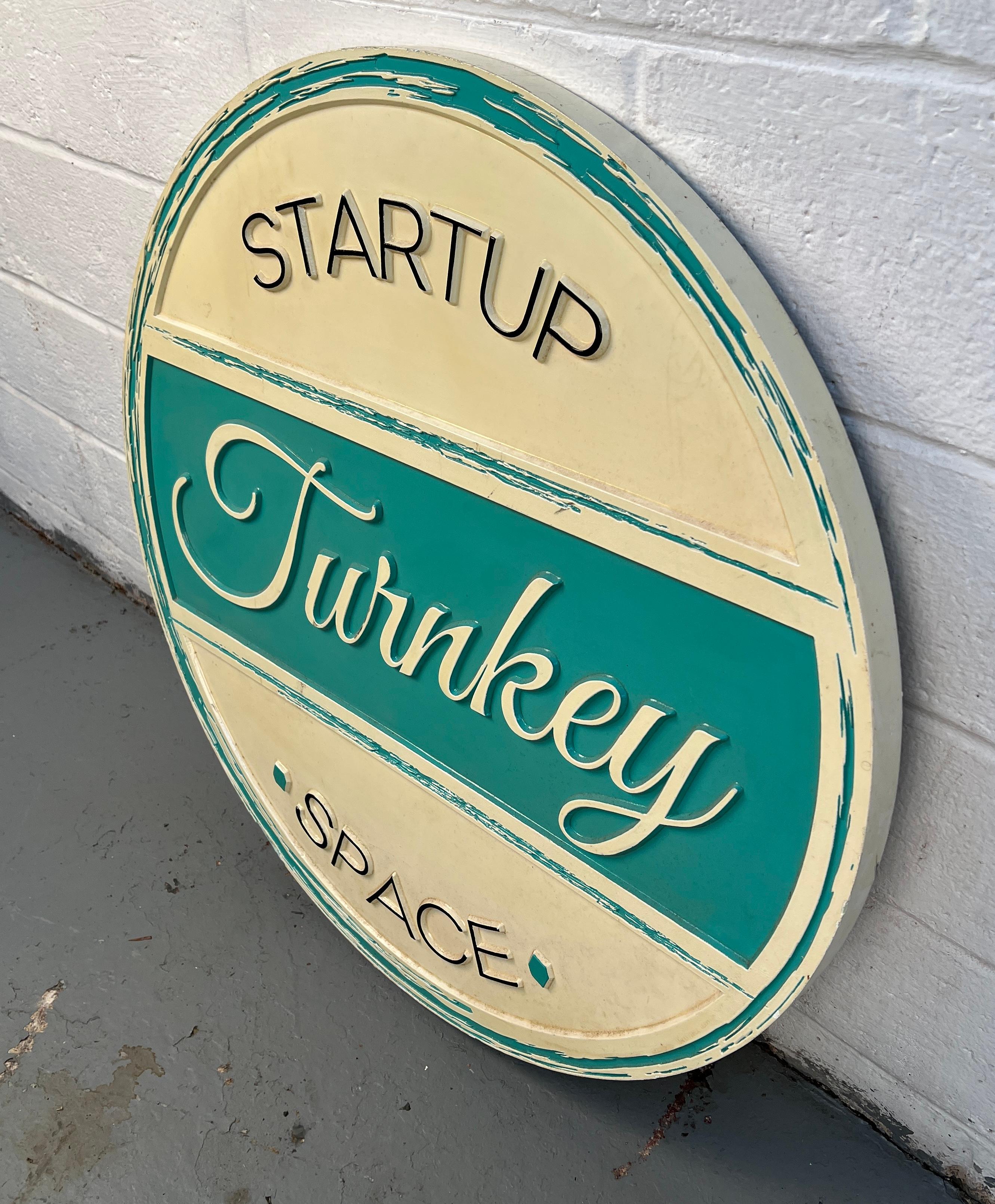 Individuell geschnitztes Firmenschild (Moderne) im Angebot