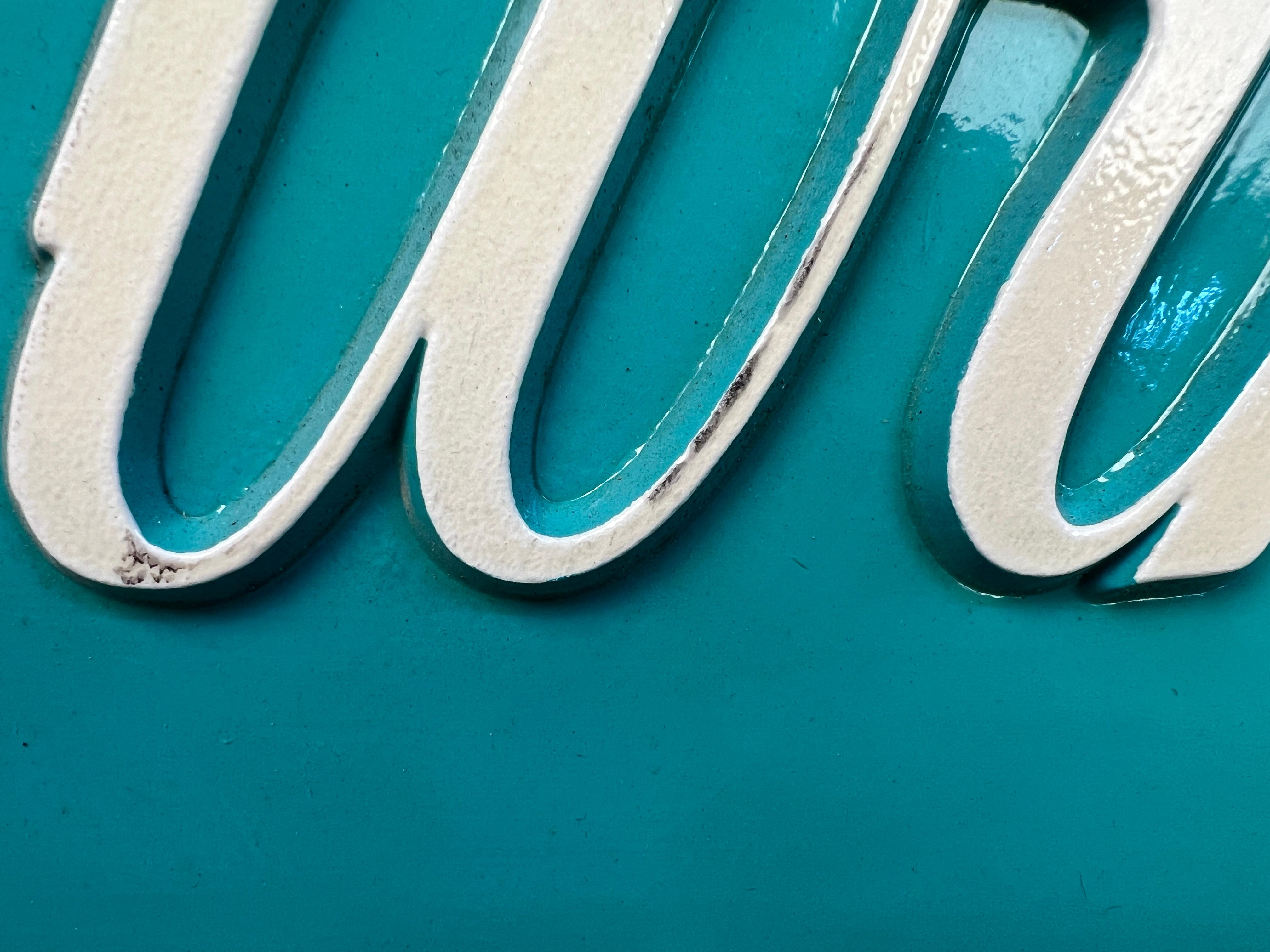 Individuell geschnitztes Firmenschild (Holz) im Angebot